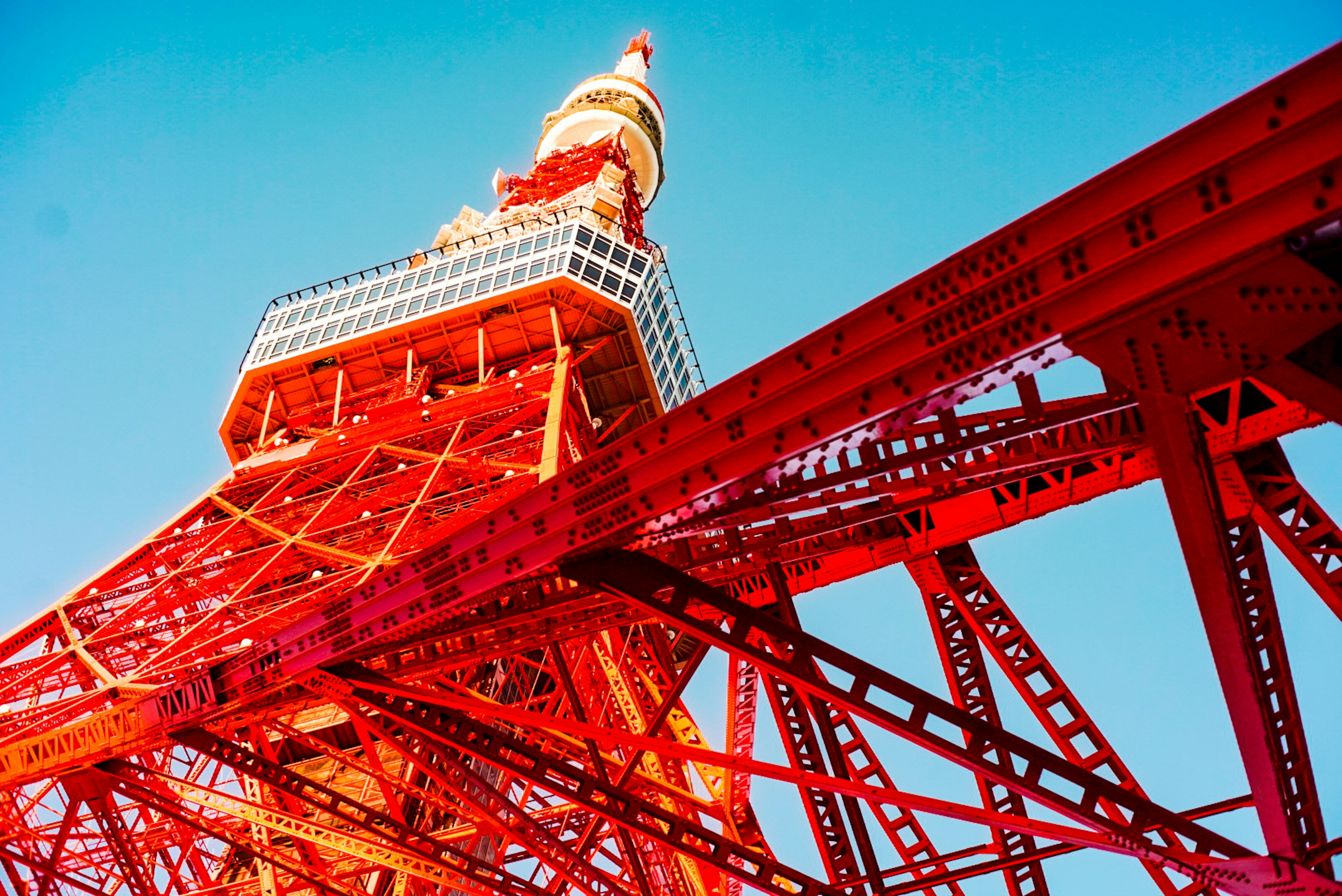 東京タワーの赤い構造と青い空の美しいコントラスト