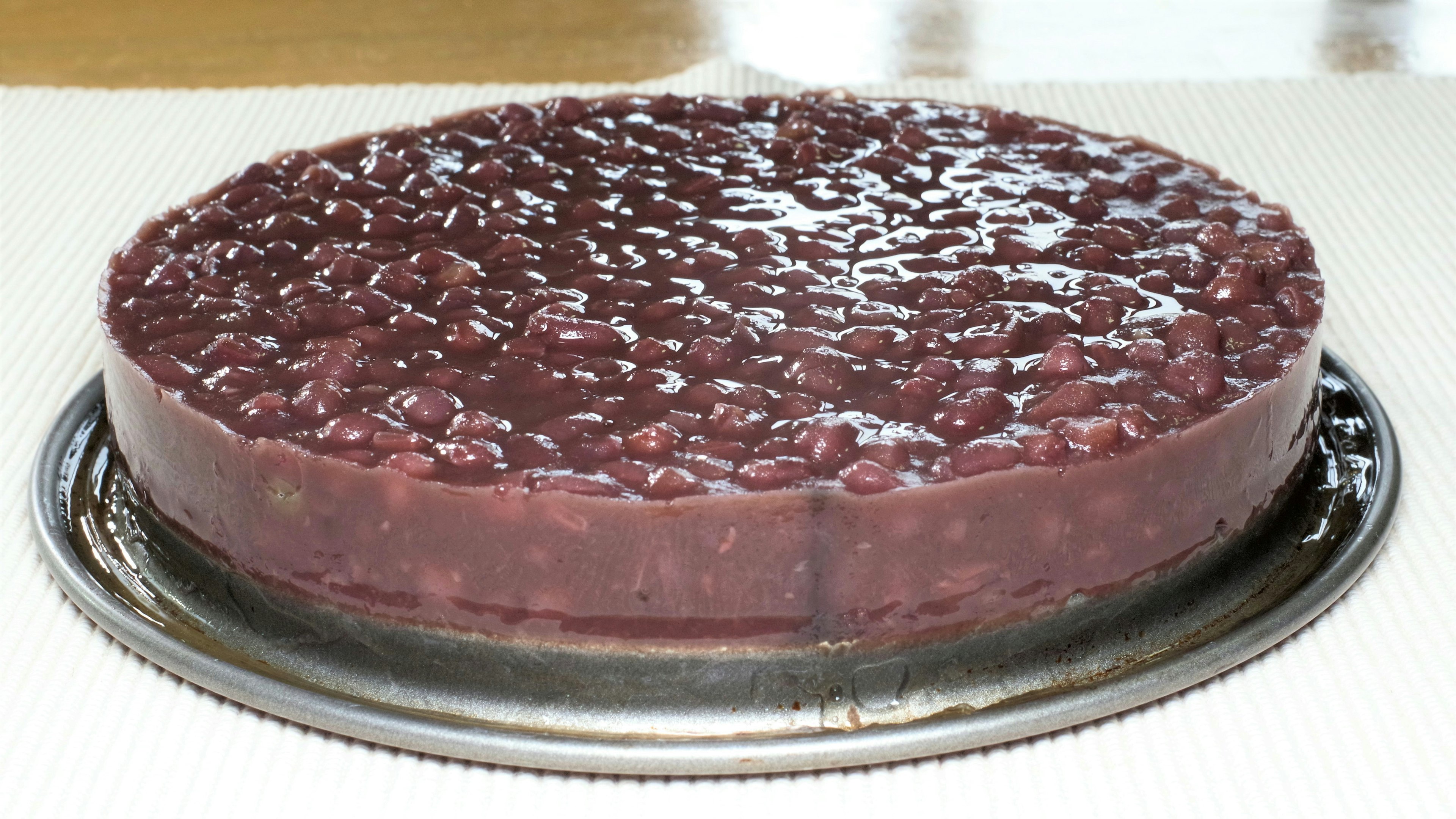 Pastel de gelatina cubierto con frijoles rojos