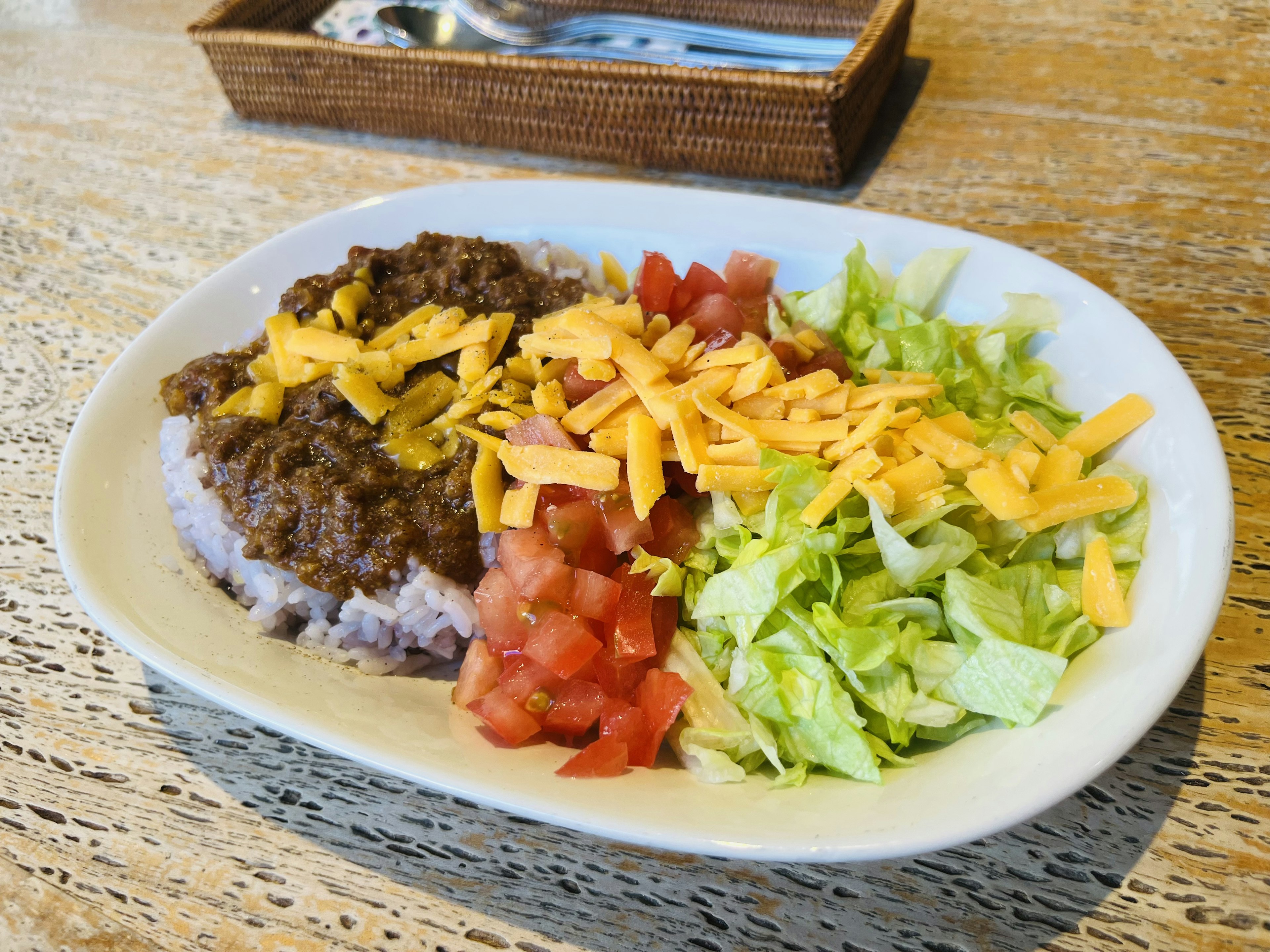 Piring nasi ungu dengan chili, tomat, selada, dan keju