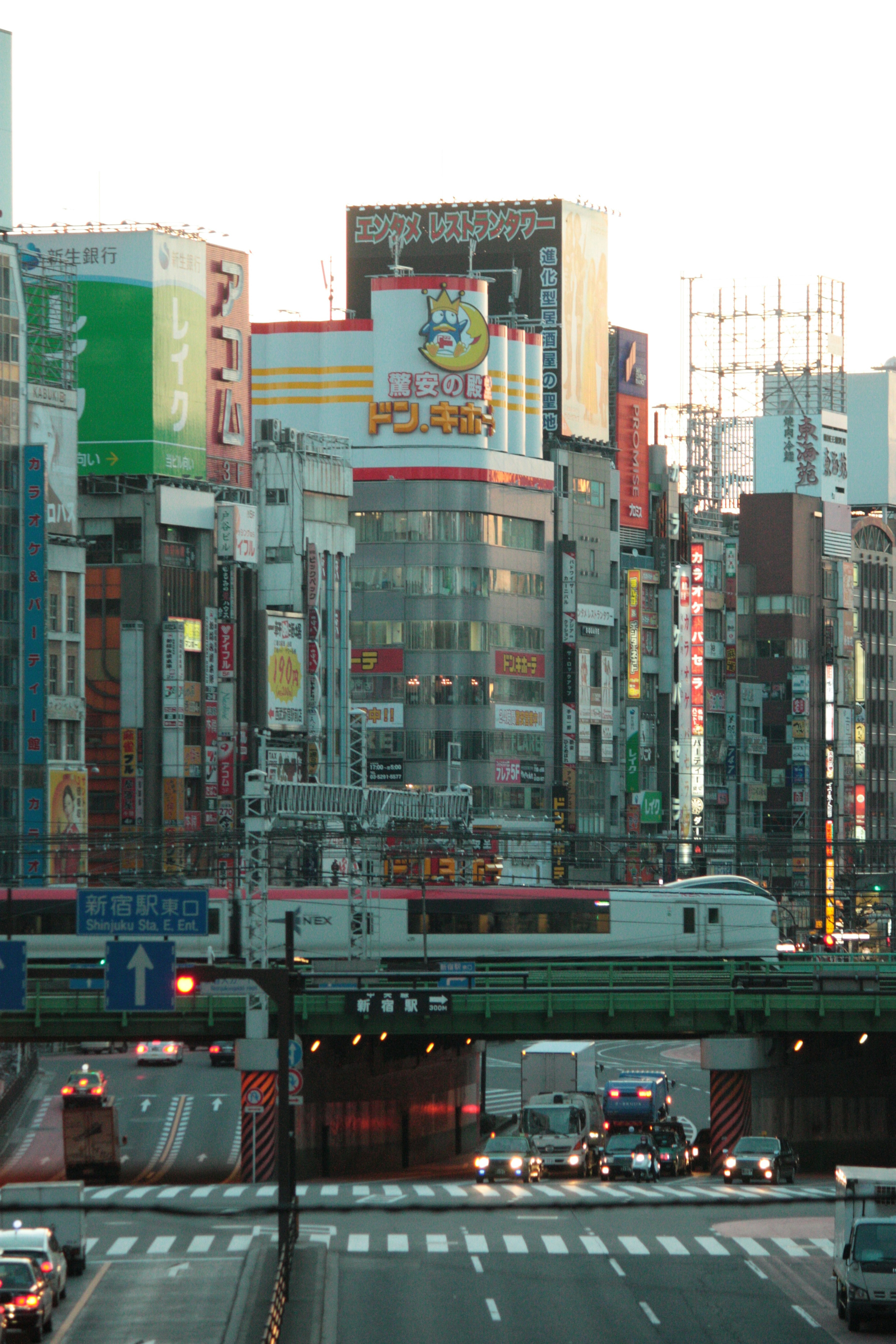 東京の繁華街のビル群と道路の風景