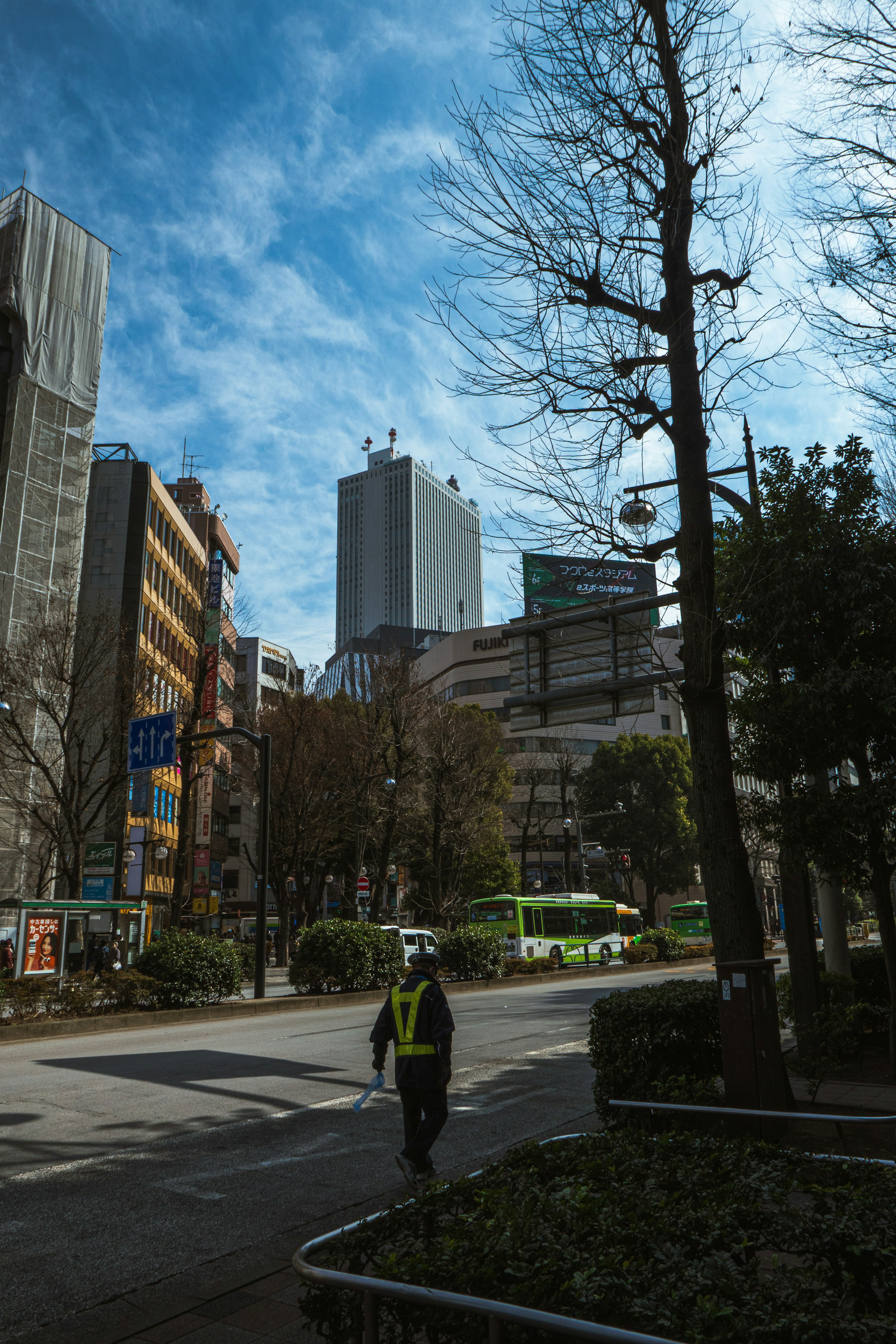 都市の風景にいる作業員と高層ビルの背景