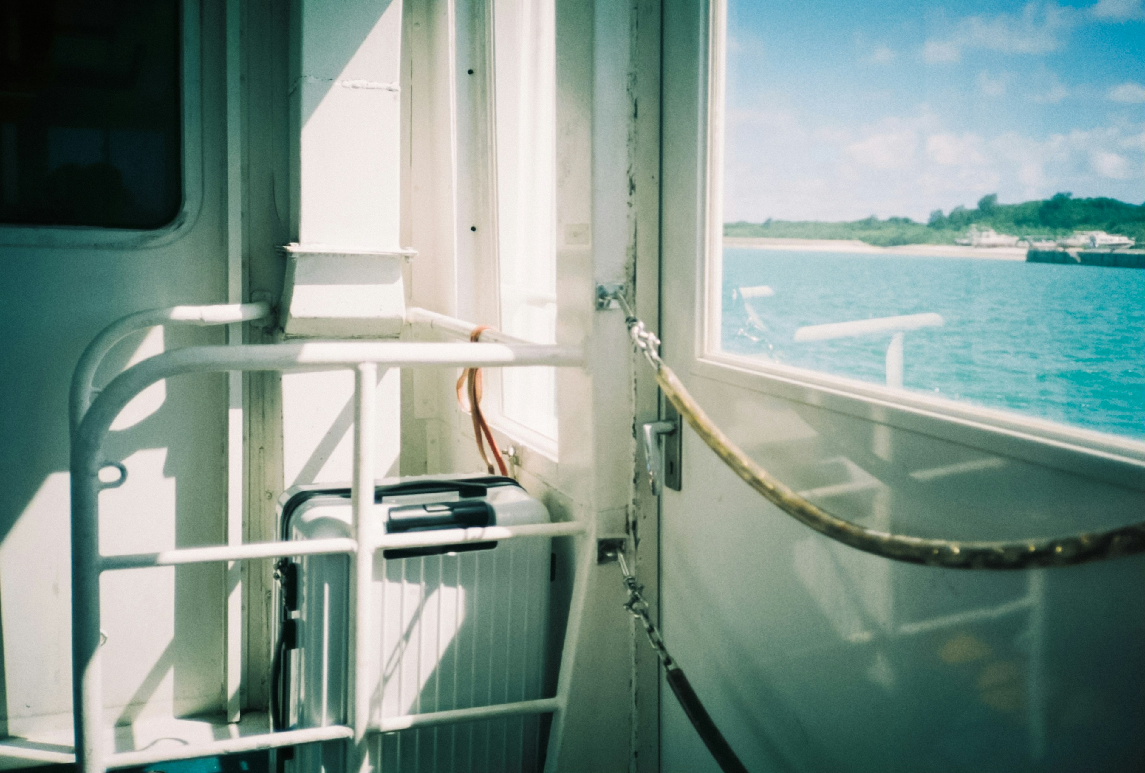 Vista del mare dall'interno di una barca con una porta e un corrimano