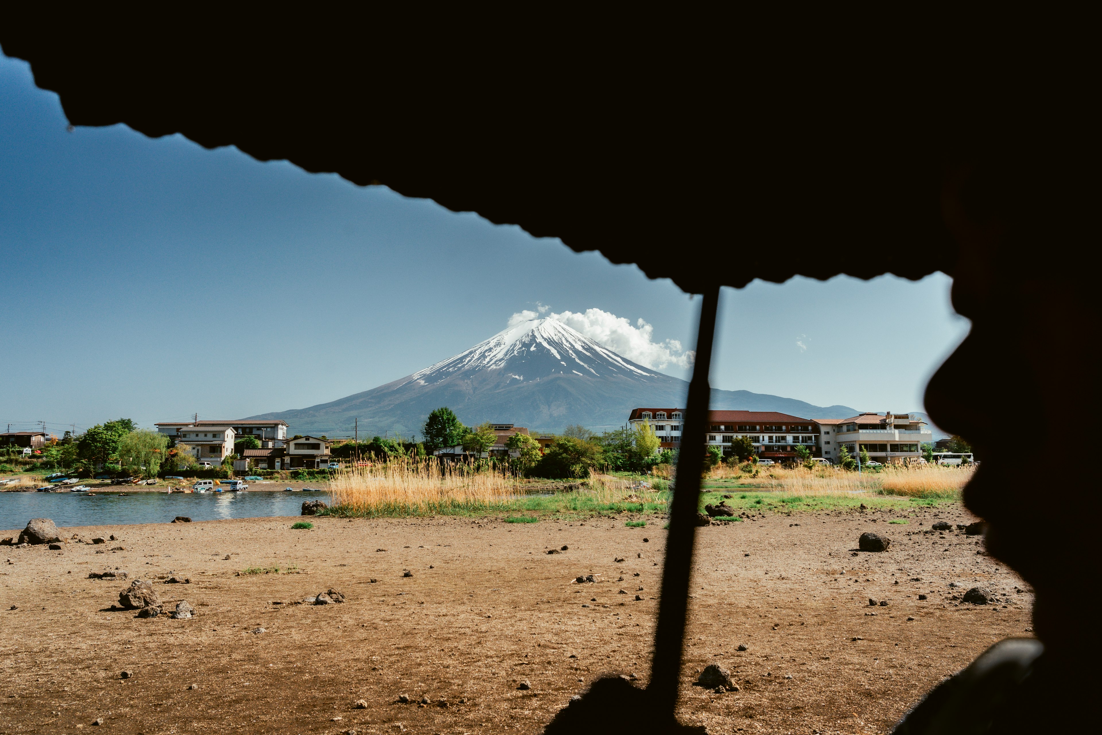 山の美しい景色と穏やかな水面が見える