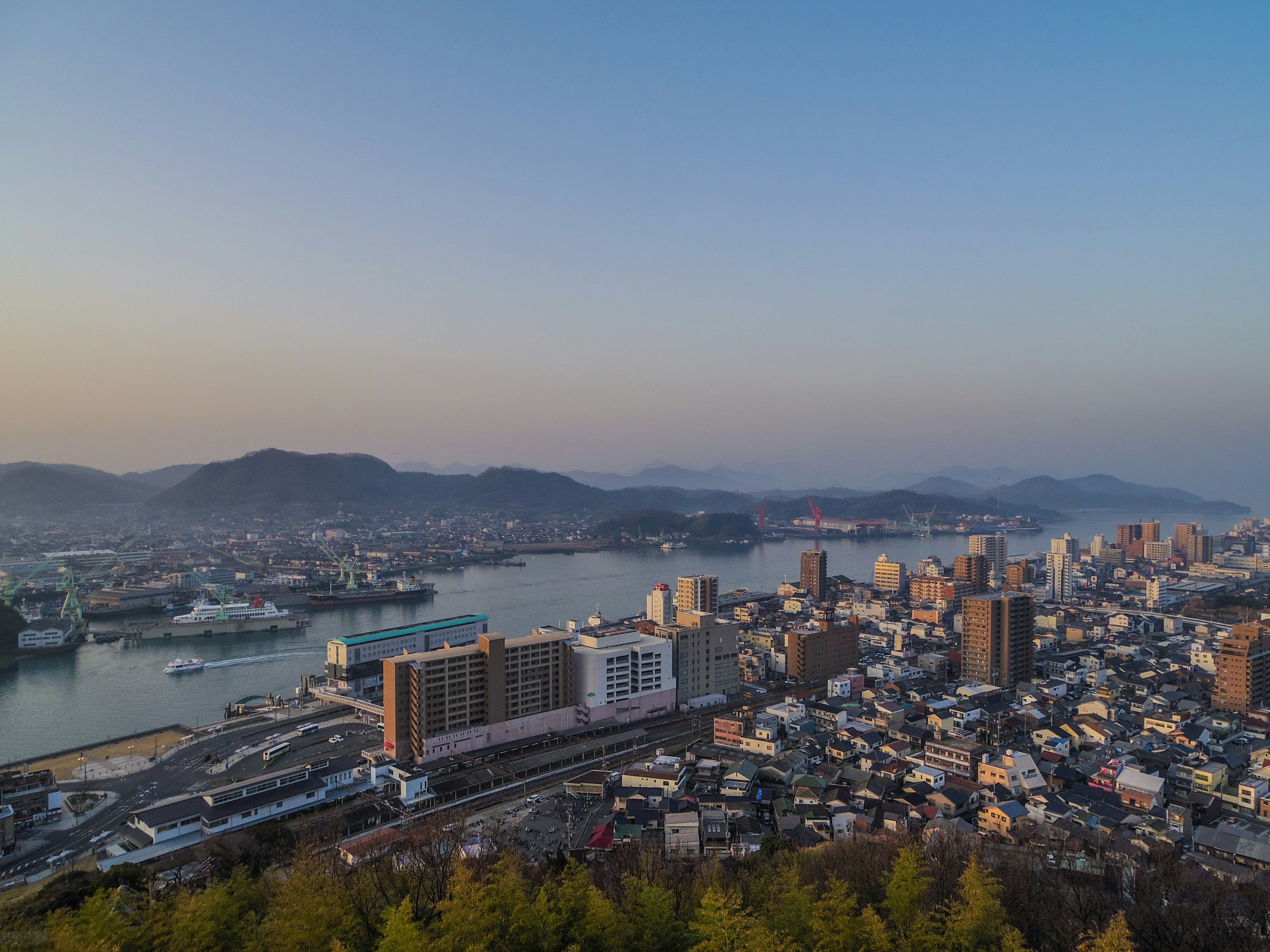 Vista panorámica de Nagasaki con el puerto y la ciudad al atardecer