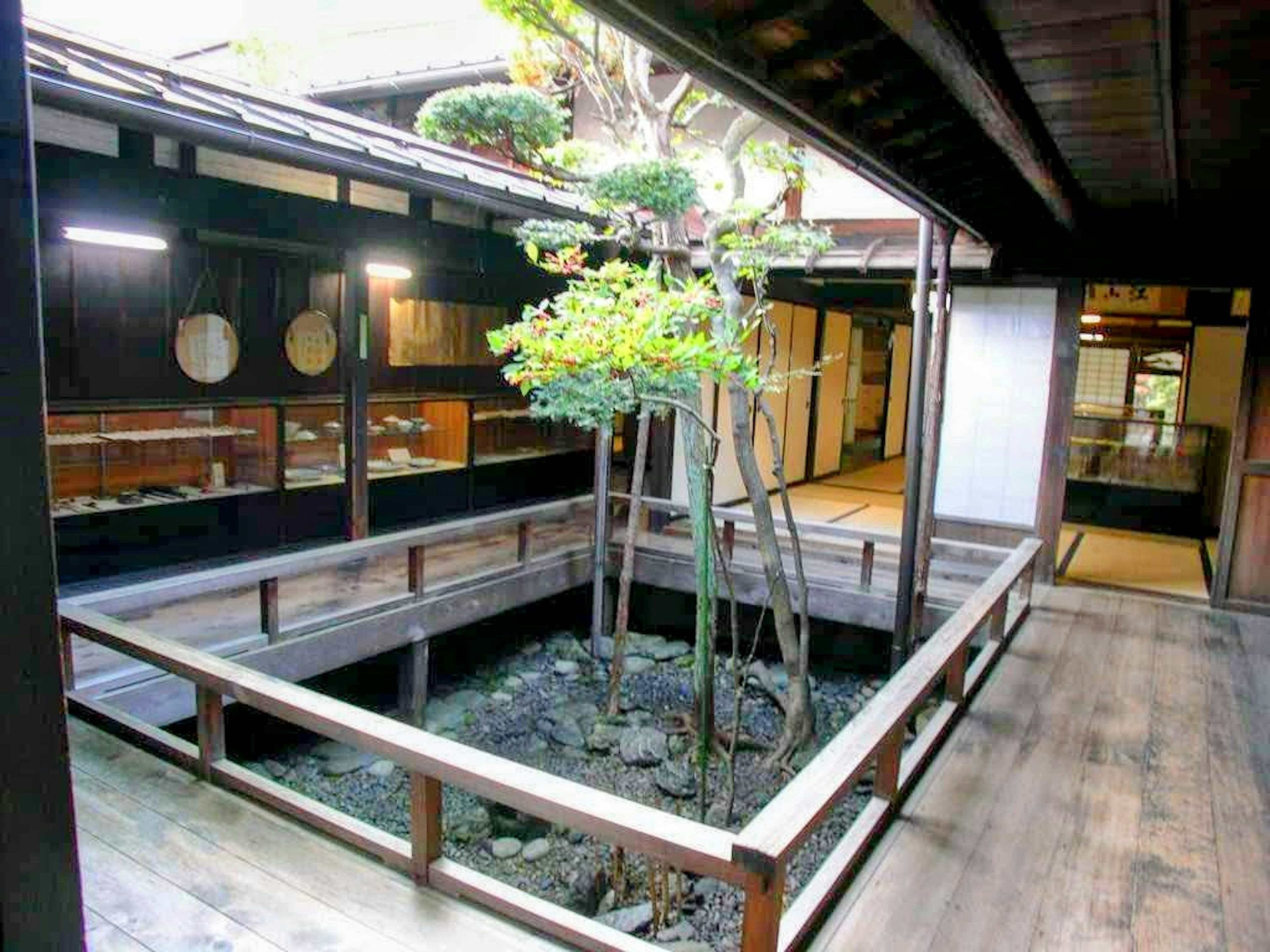 Vue intérieure d'une maison japonaise traditionnelle avec une cour dotée de verdure et de pierres