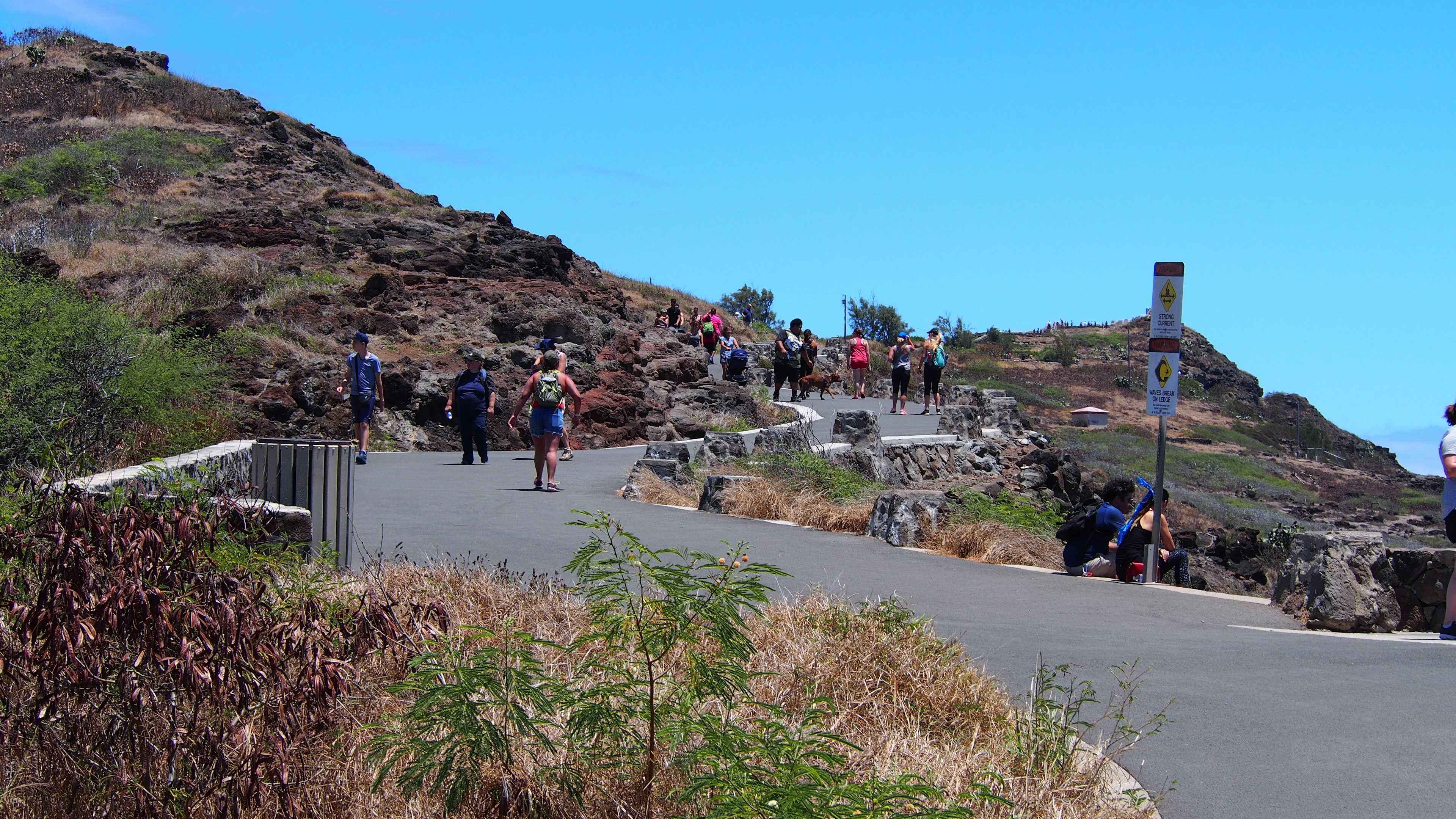 Senderistas caminando por un camino montañoso pintoresco