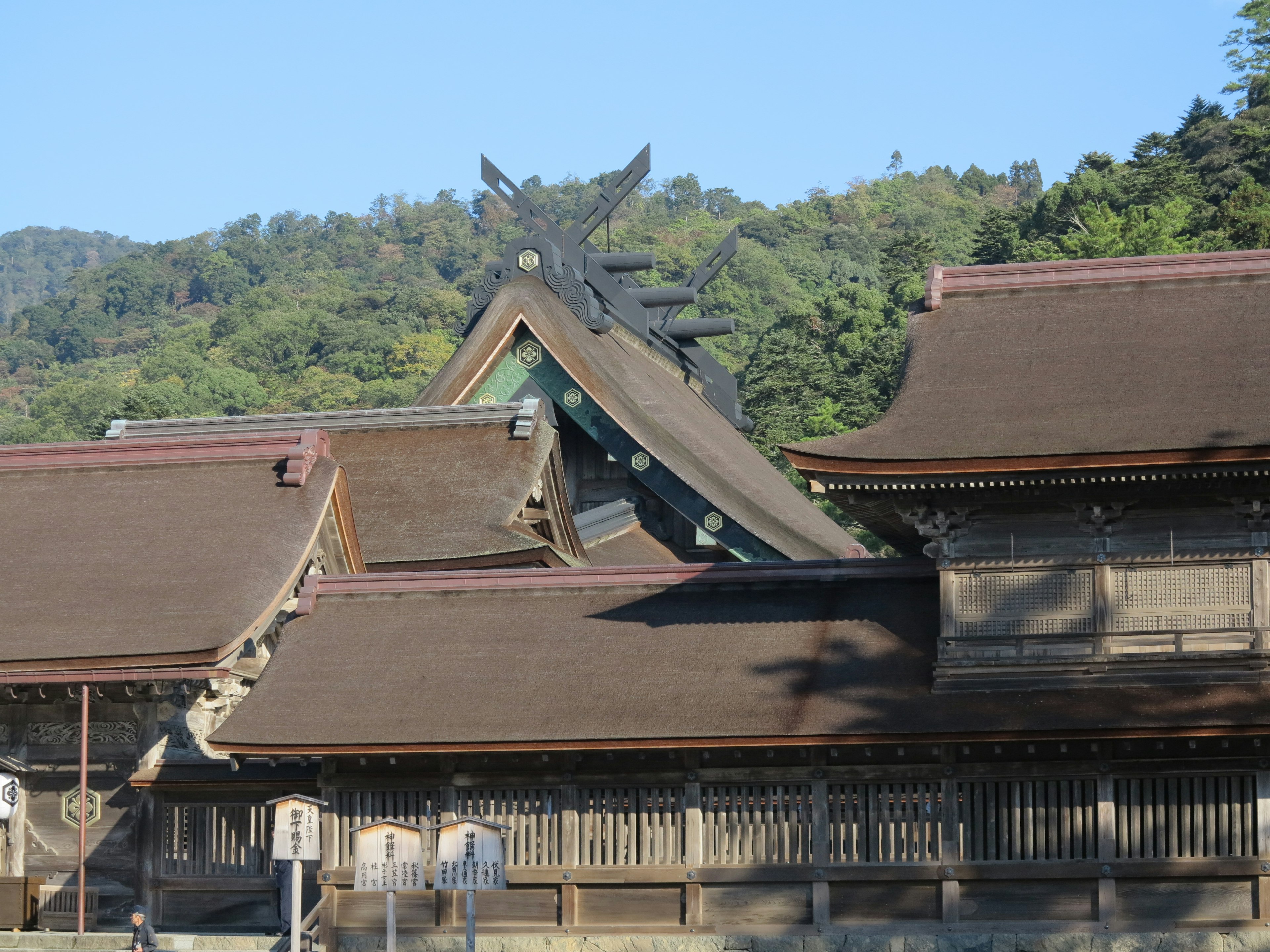 伝統的な日本の建築の屋根が特徴的な風景