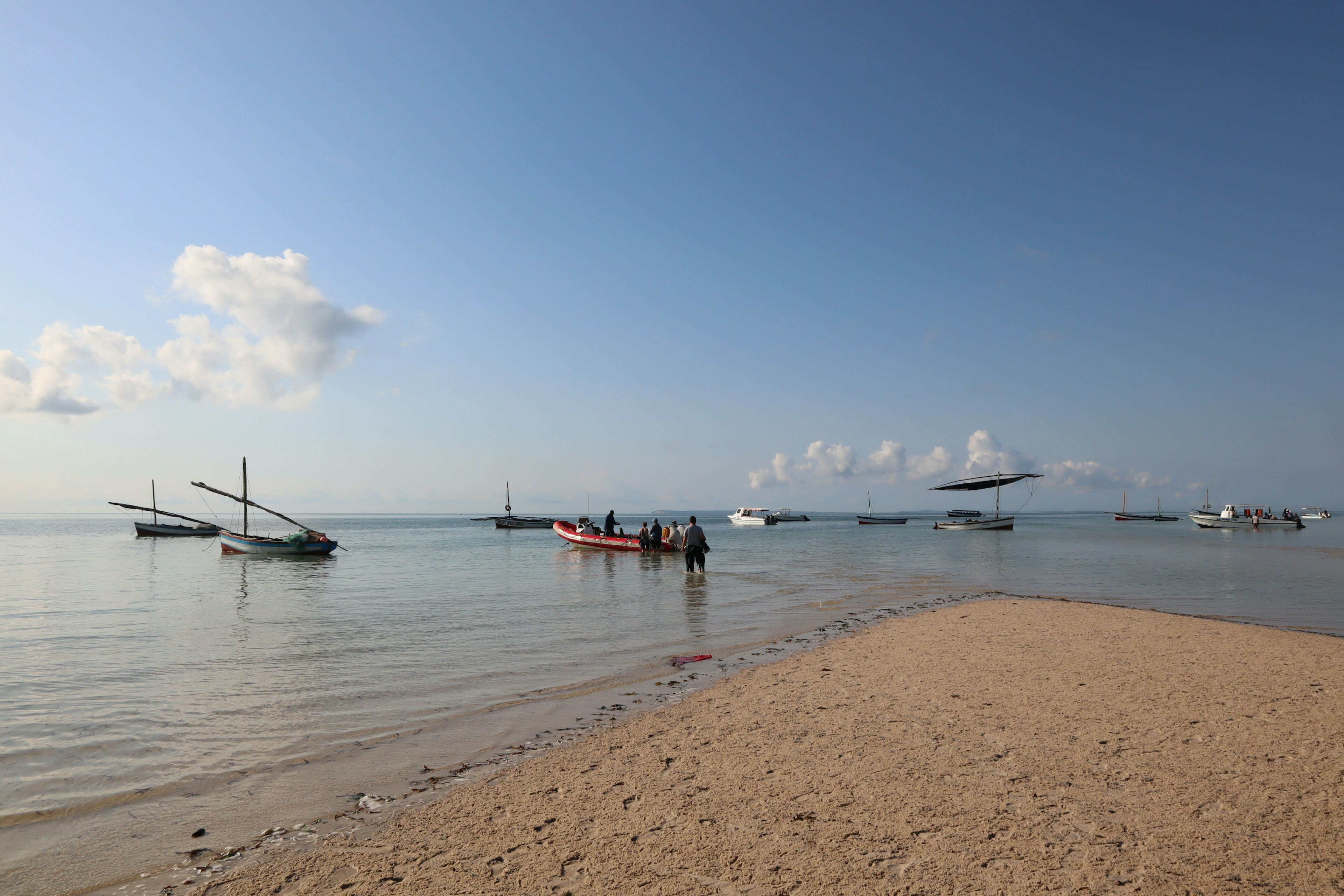 เรือประมงที่ชายหาดสงบและท้องฟ้าสีฟ้าใส