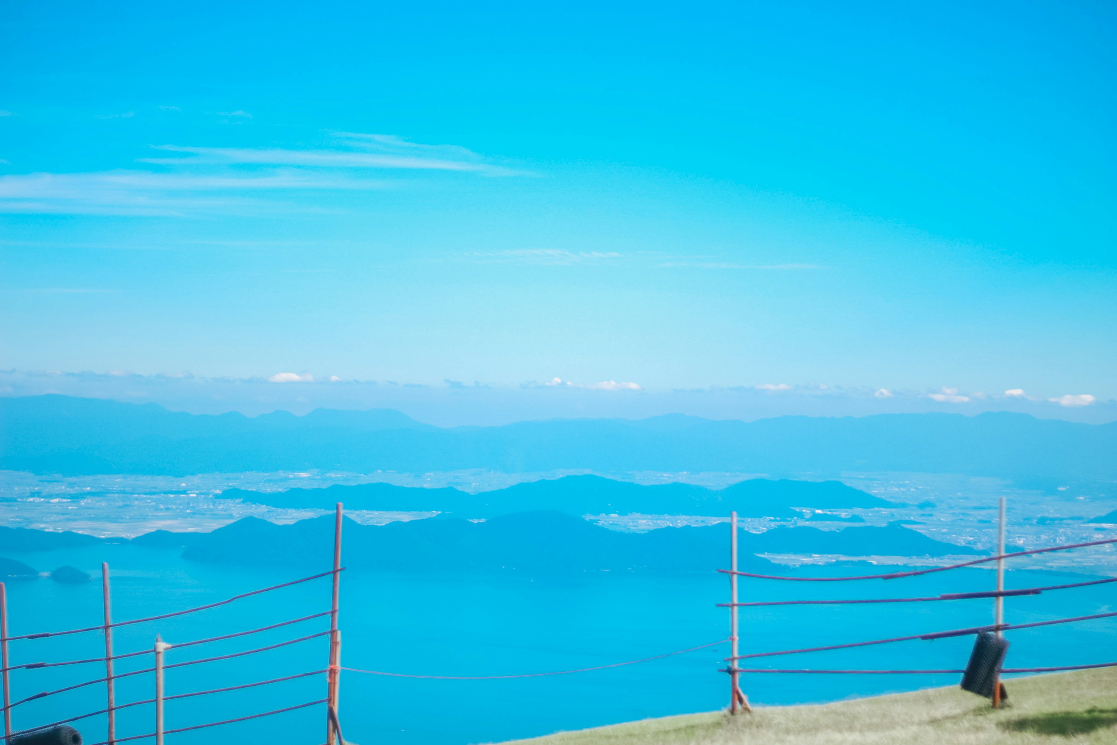 美麗的風景，藍天和山脈