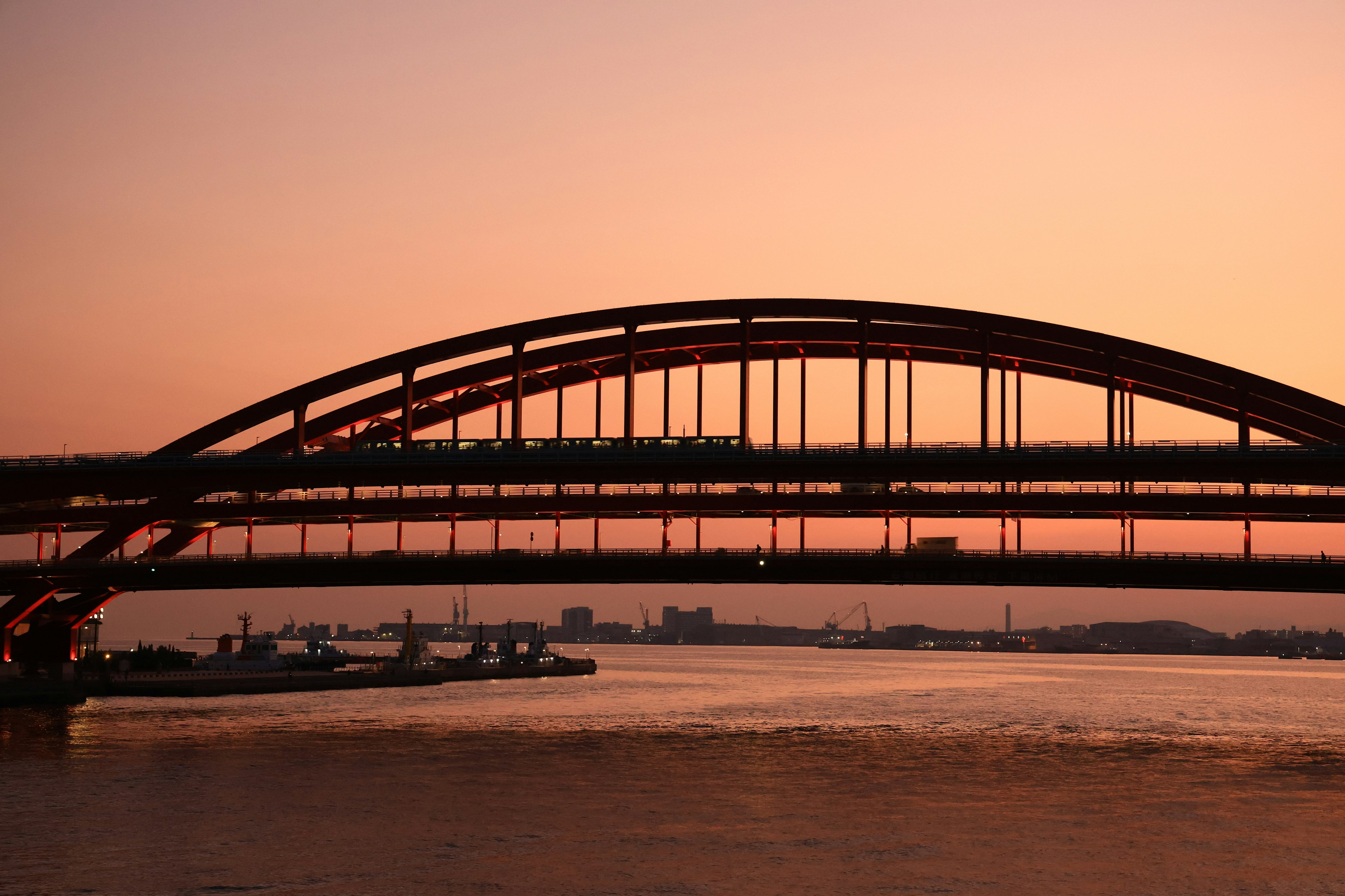 Silhouette einer schönen Bogenbrücke vor einem Sonnenuntergang