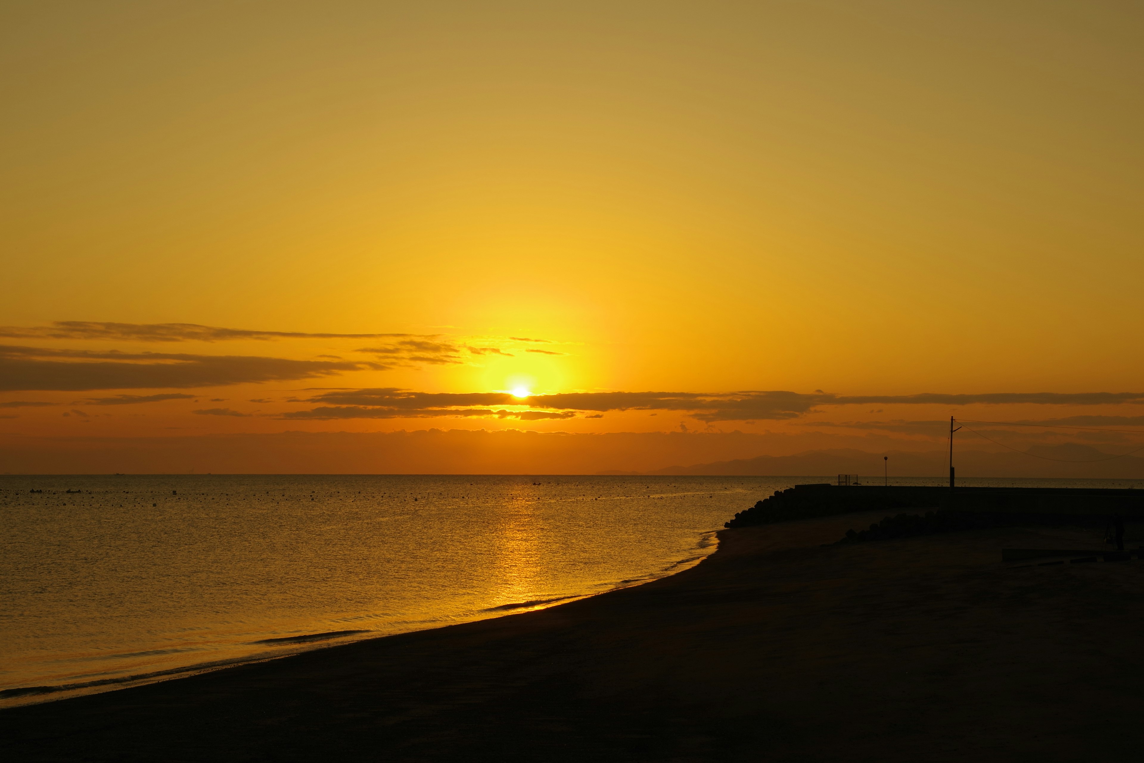 Schöner Sonnenuntergang über dem Ozean mit einem Sandstrand