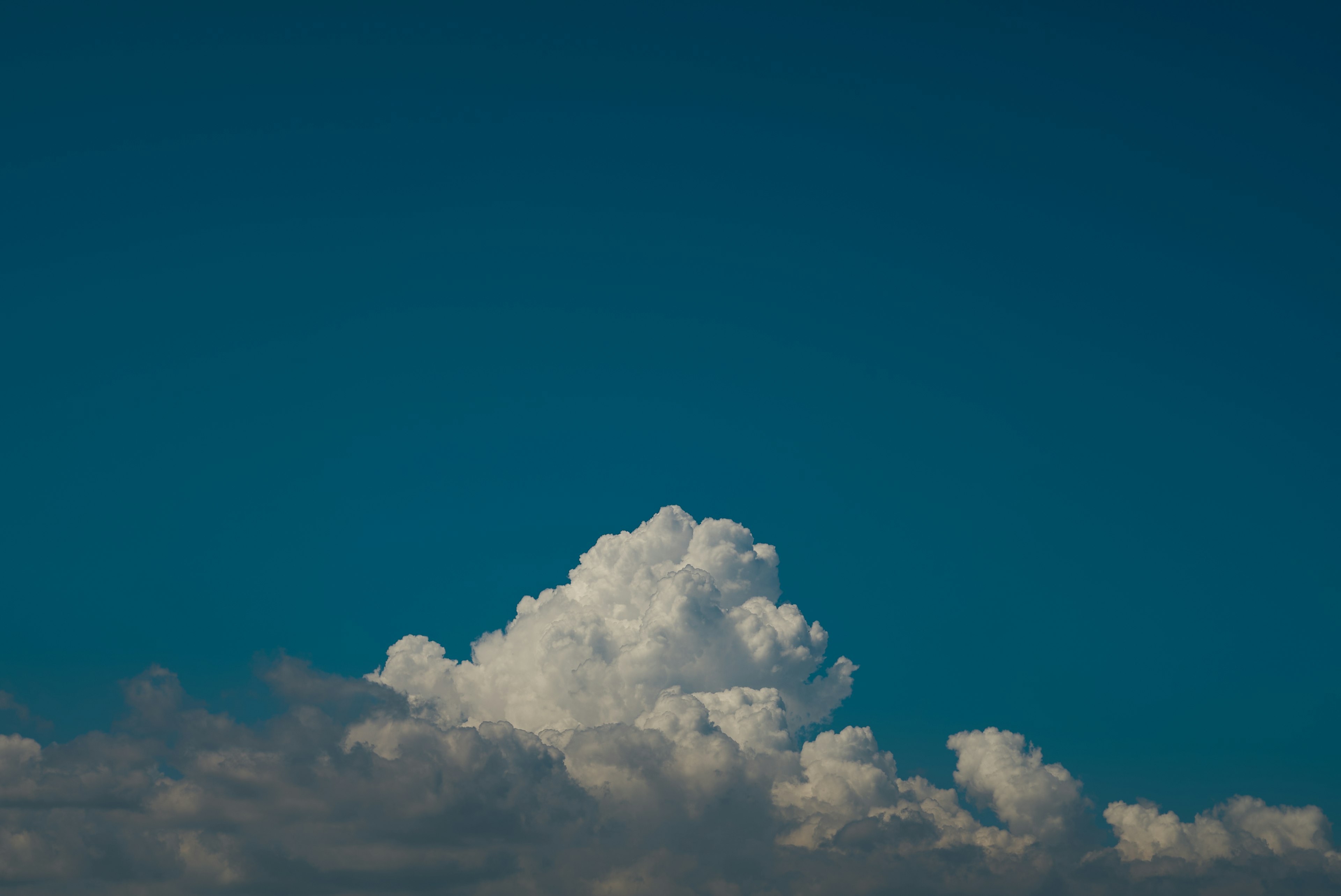 Un grupo de nubes blancas en un cielo azul