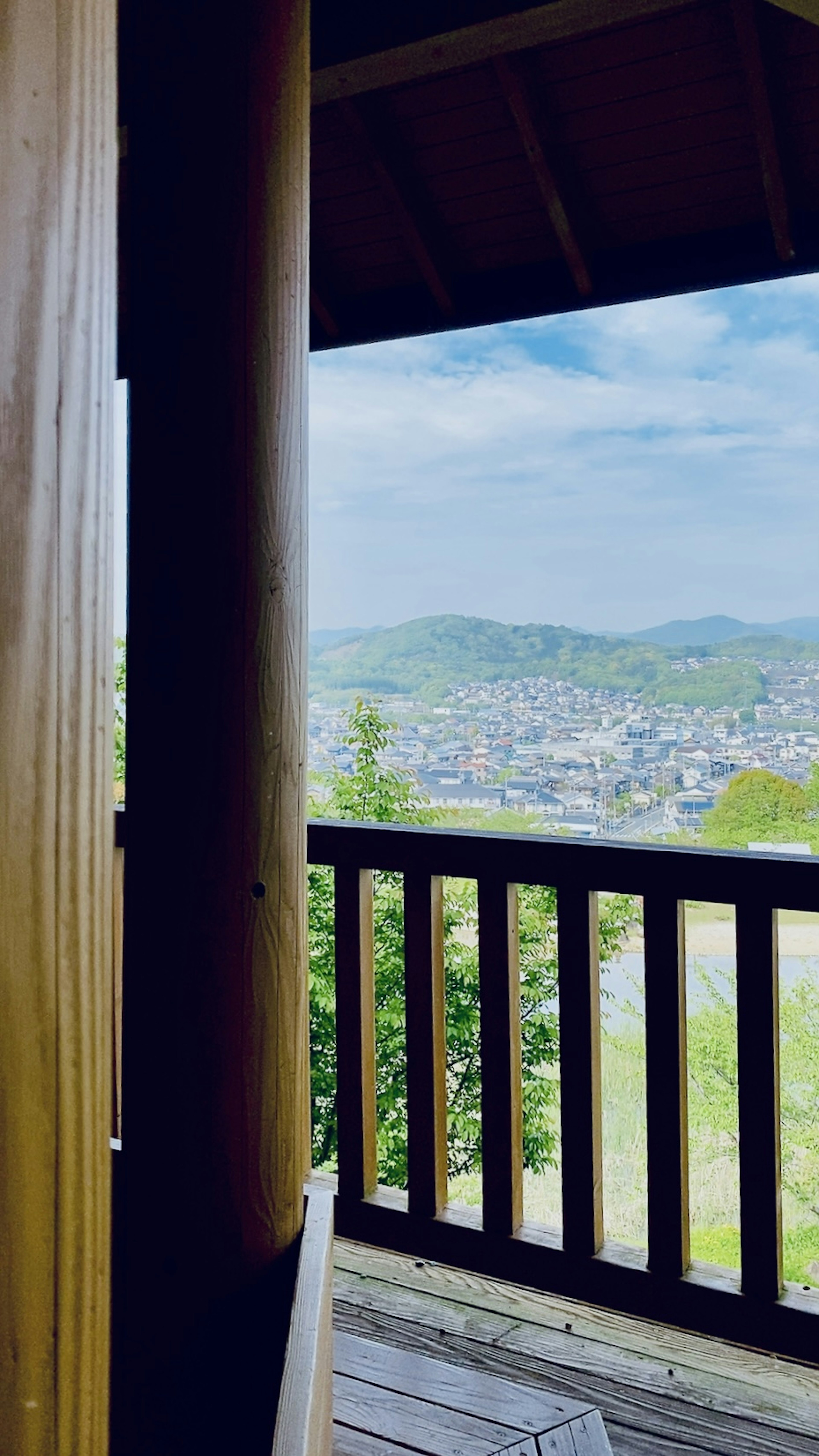 Vista escénica de montañas desde un balcón de madera