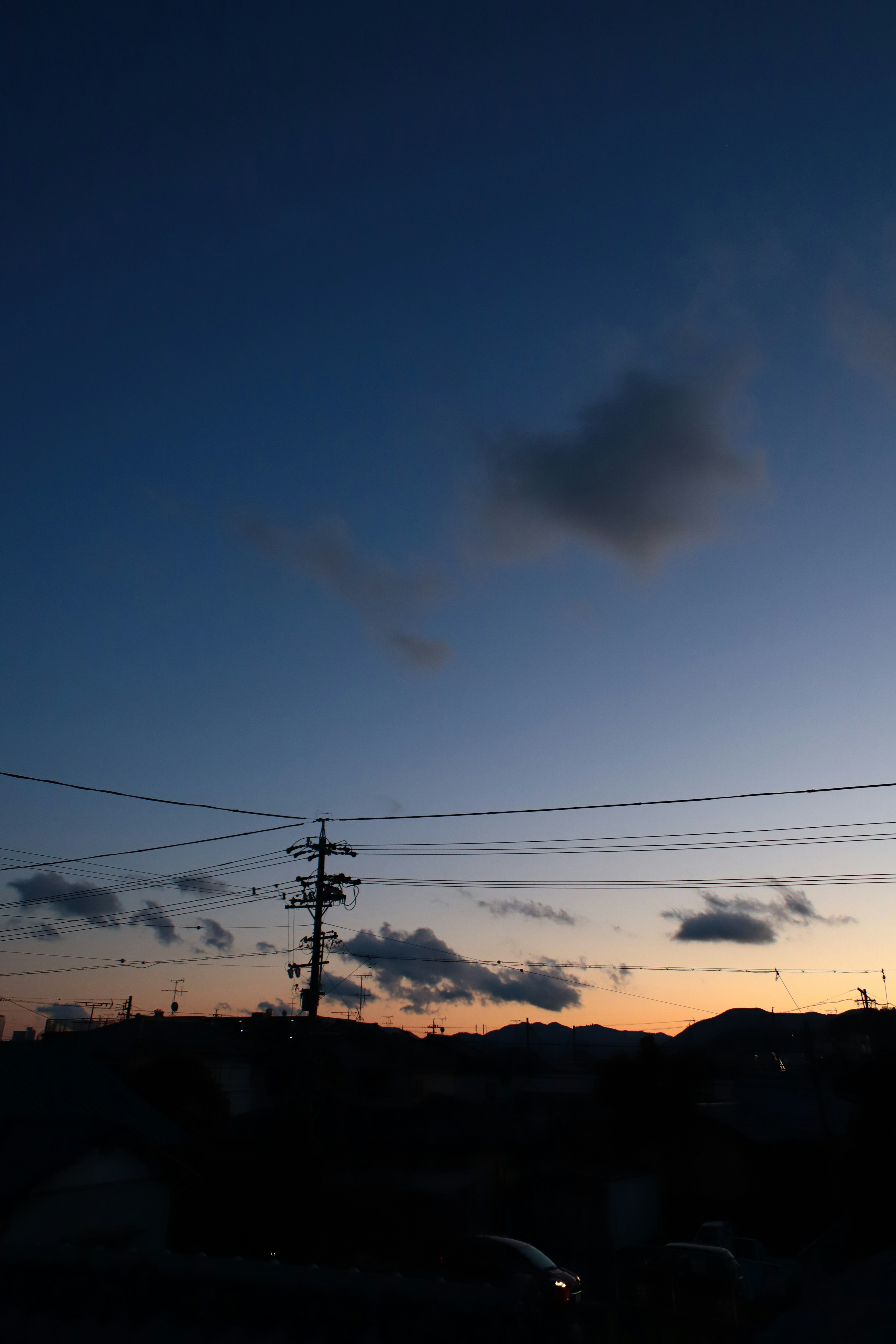 Langit senja dengan siluet pegunungan