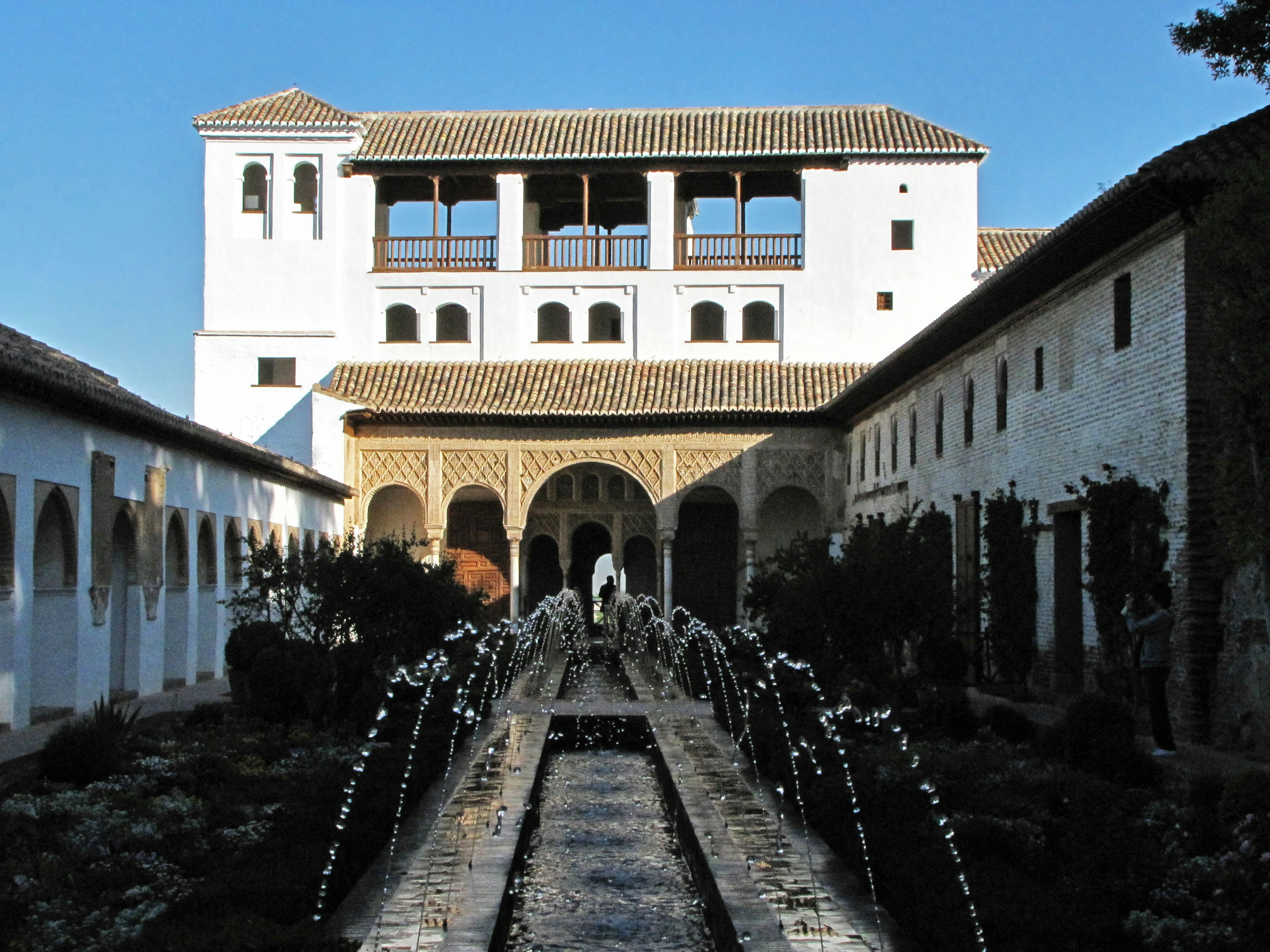 Vue de la cour du palais de l'Alhambra avec des fontaines