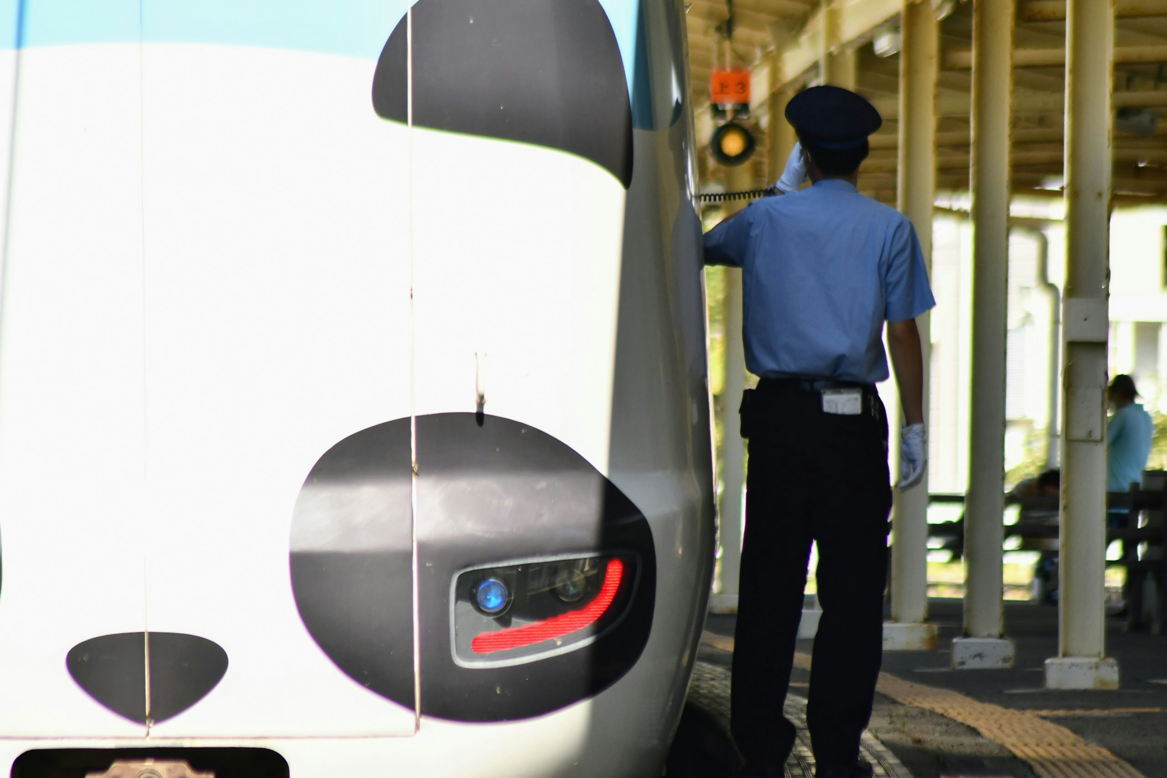 Tren con diseño de panda y un oficial de policía en uniforme