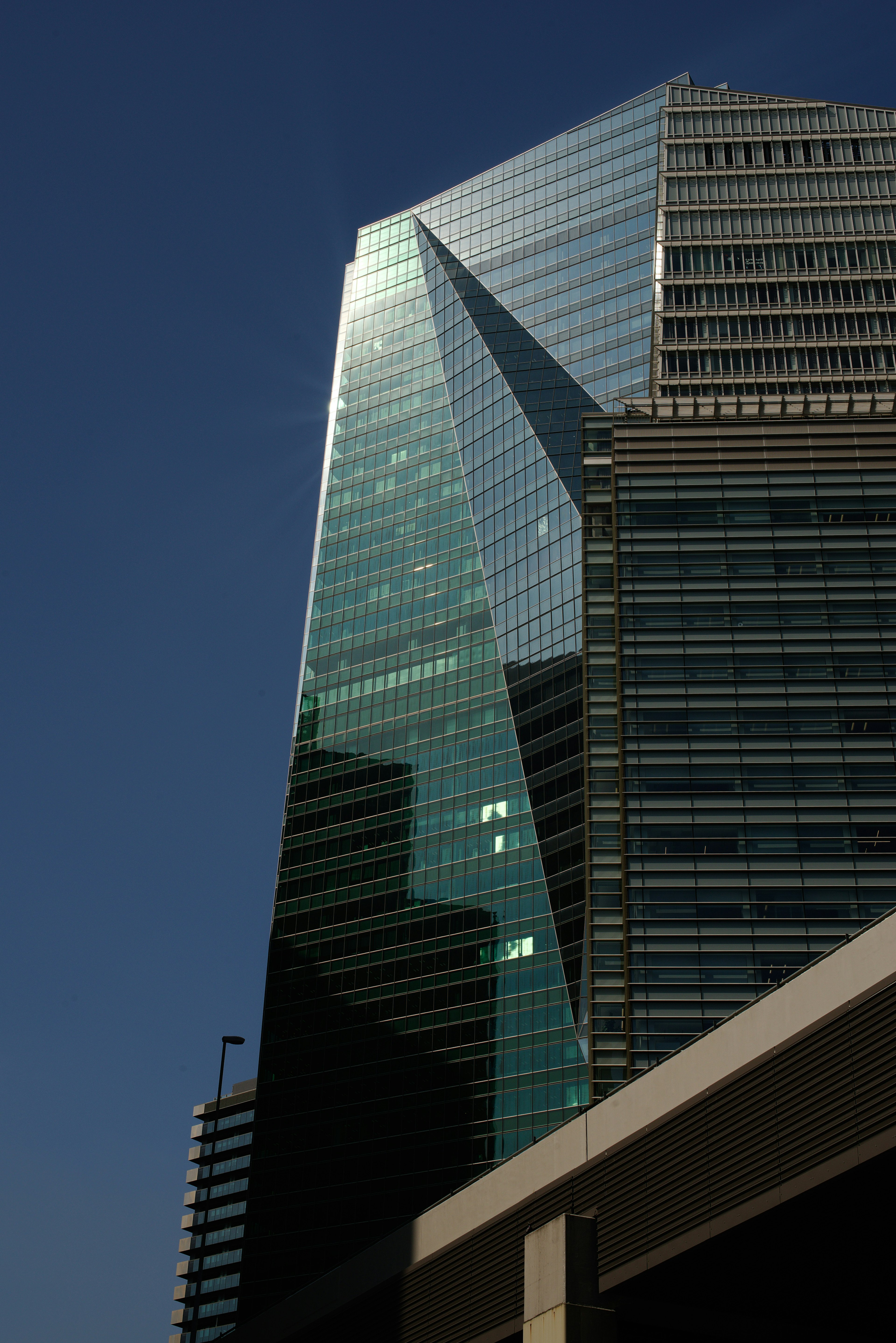 Detail tampak dari gedung pencakar langit dengan fasad kaca reflektif