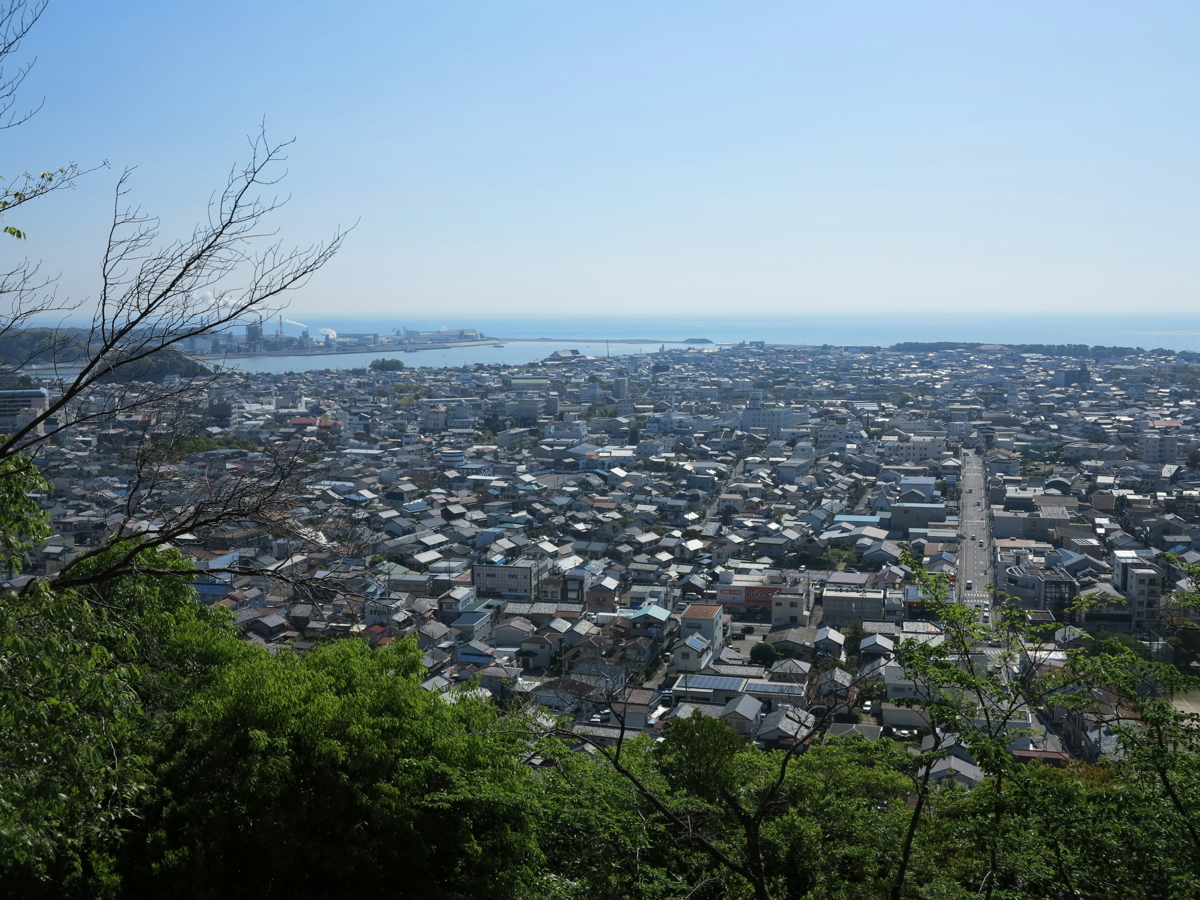 Vista panorámica de una ciudad con océano y paisaje montañoso