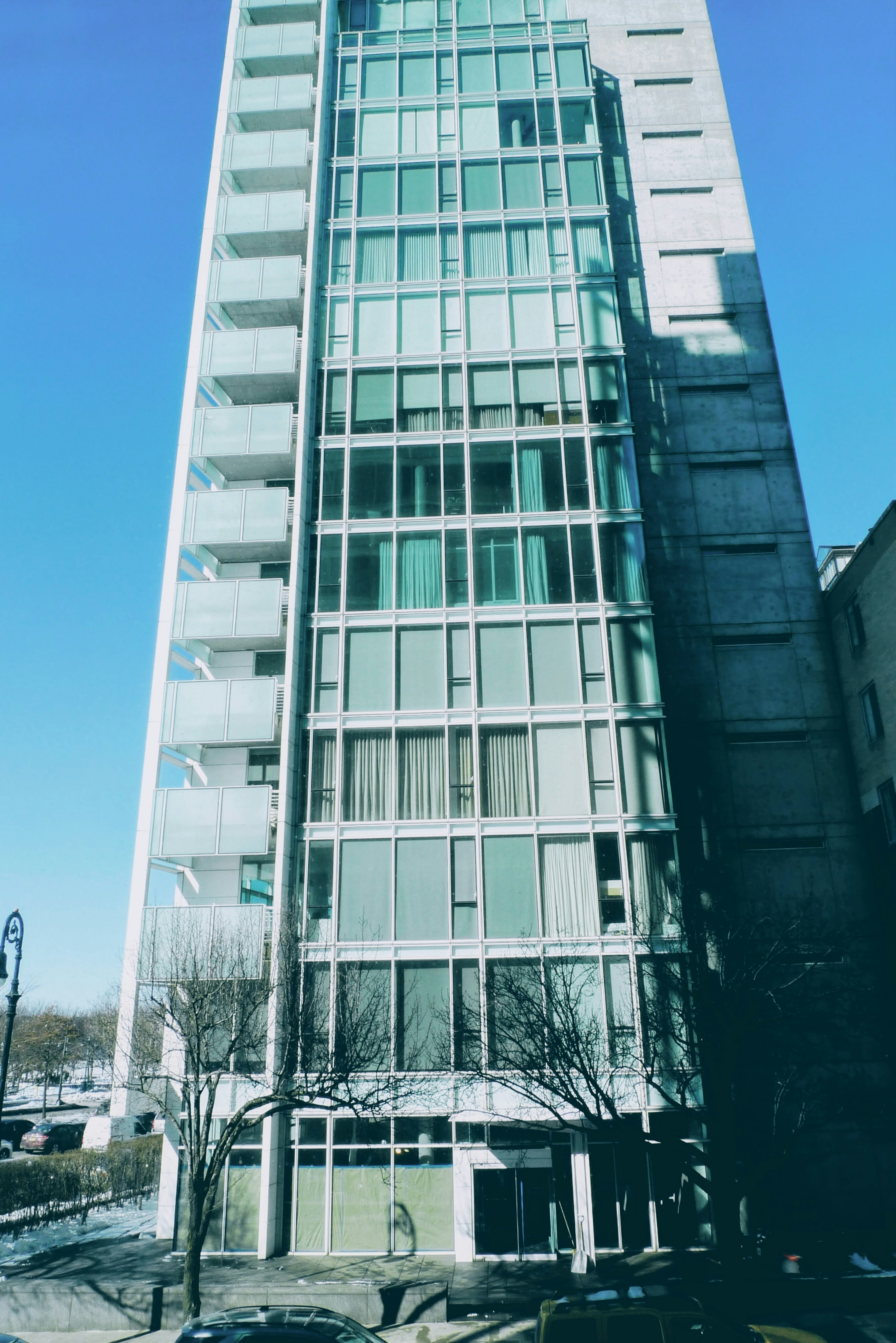 Edificio moderno a torre con facciata in vetro