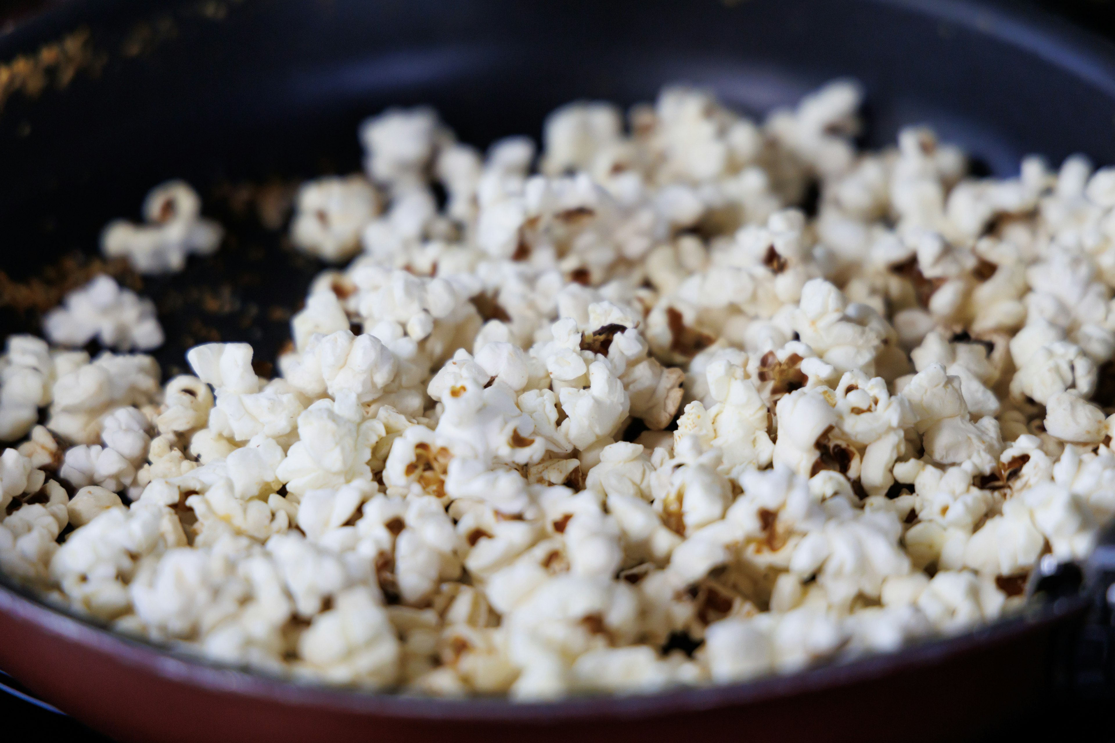 Pfanne mit goldbraunen Popcornkernen