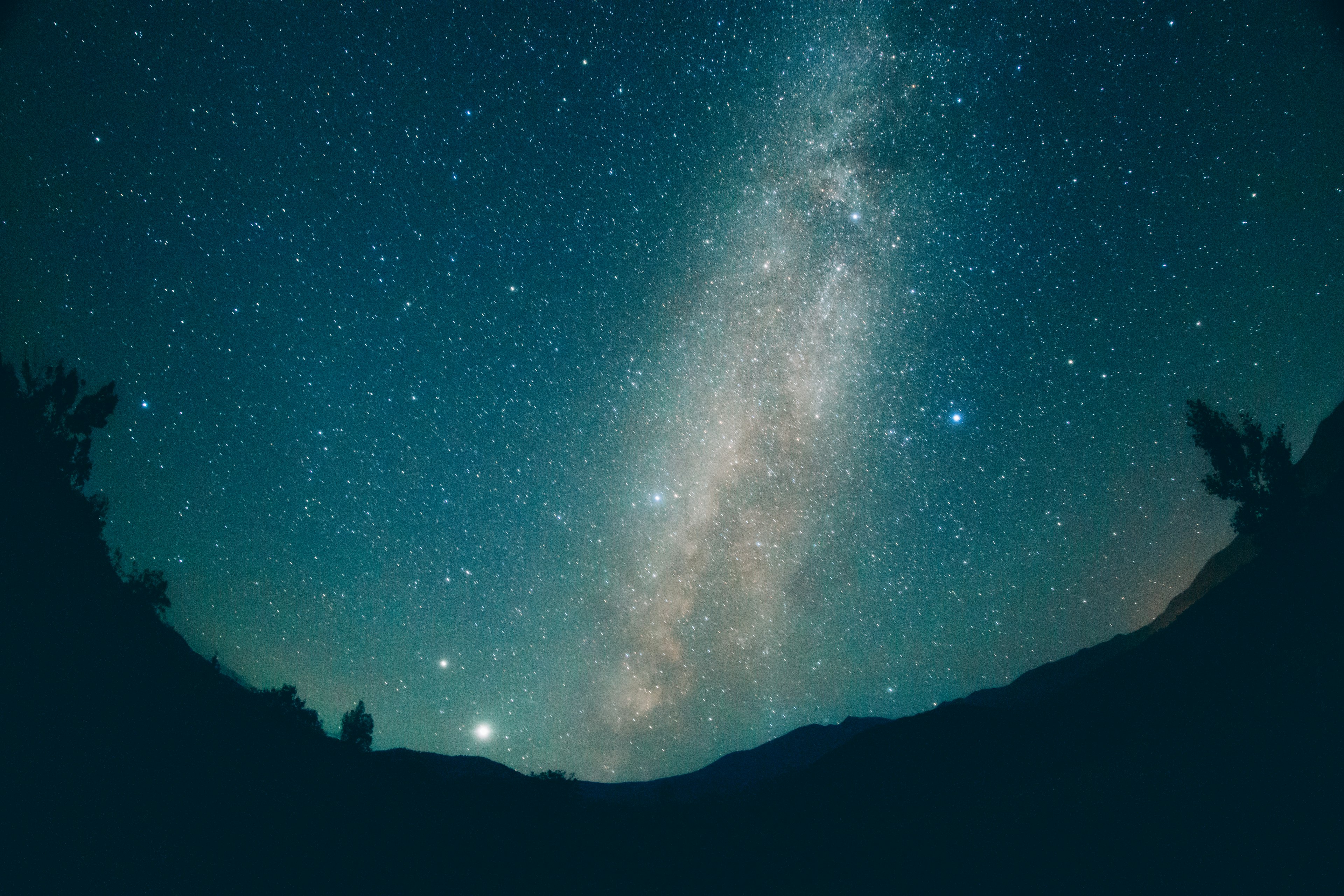 Pemandangan menakjubkan dari Galaksi Bima Sakti dan bintang-bintang di langit malam