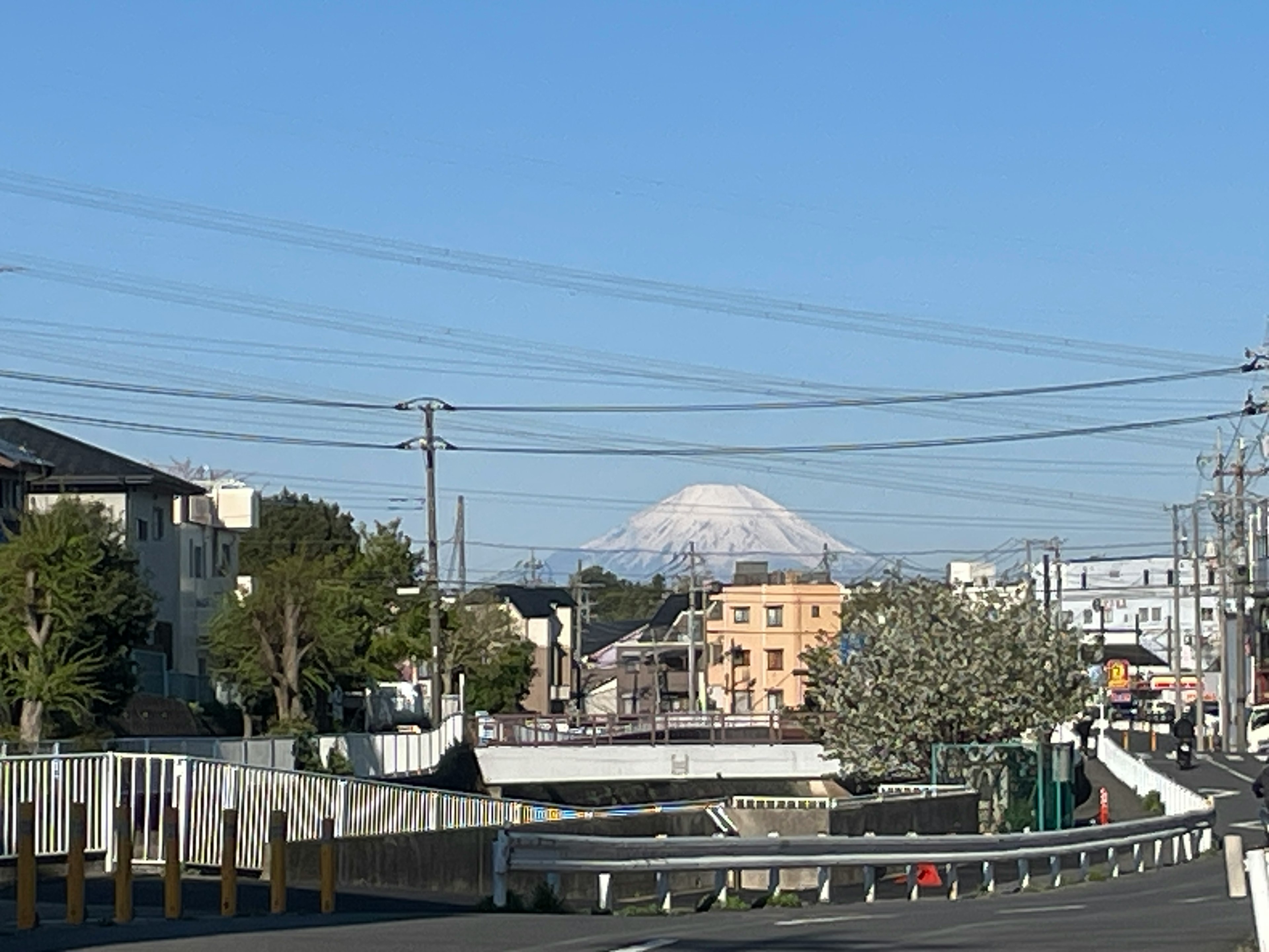 Mont enneigé sous un ciel bleu clair avec un paysage urbain