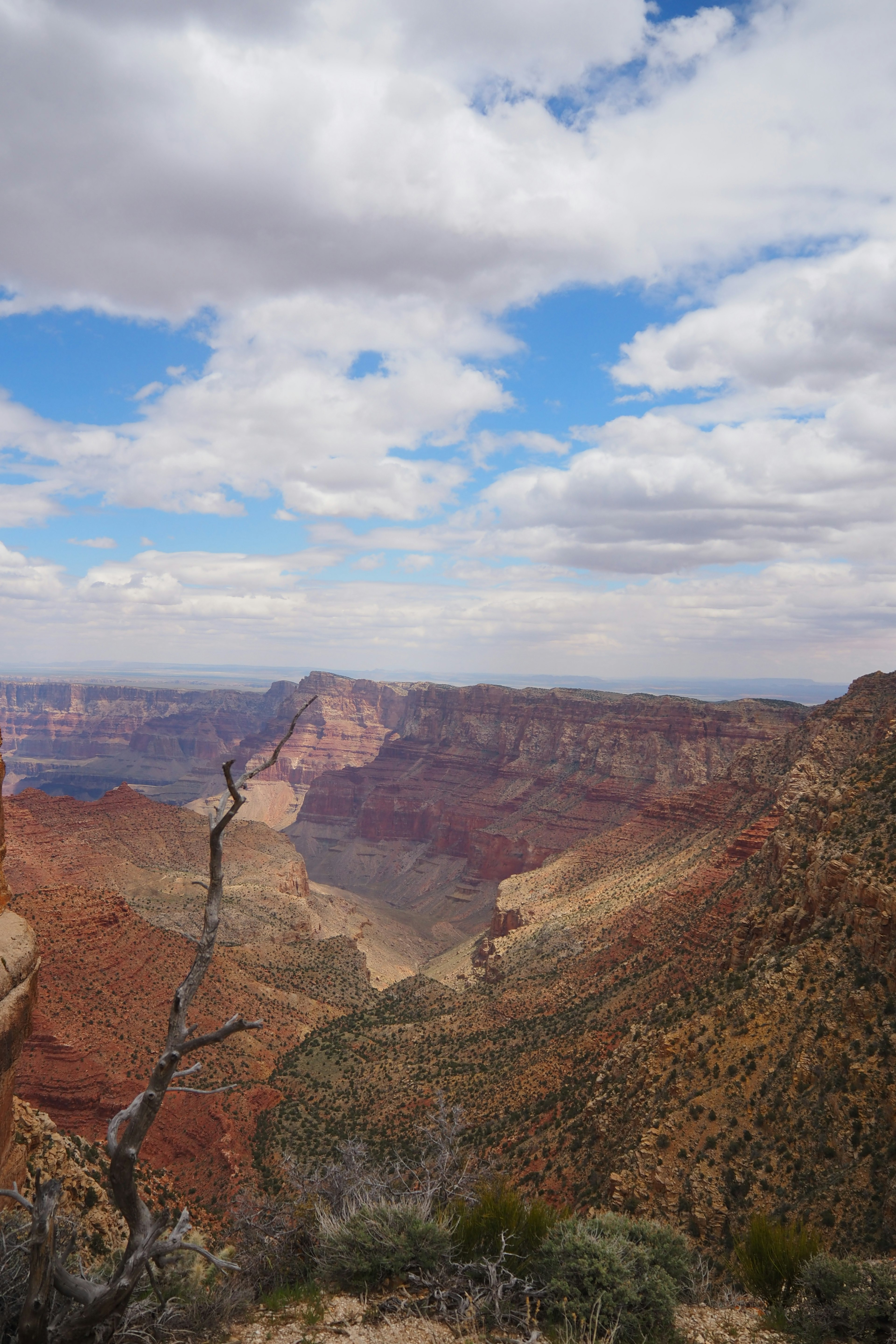 Weitblick auf den Grand Canyon mit buntem Terrain und dramatischem Himmel