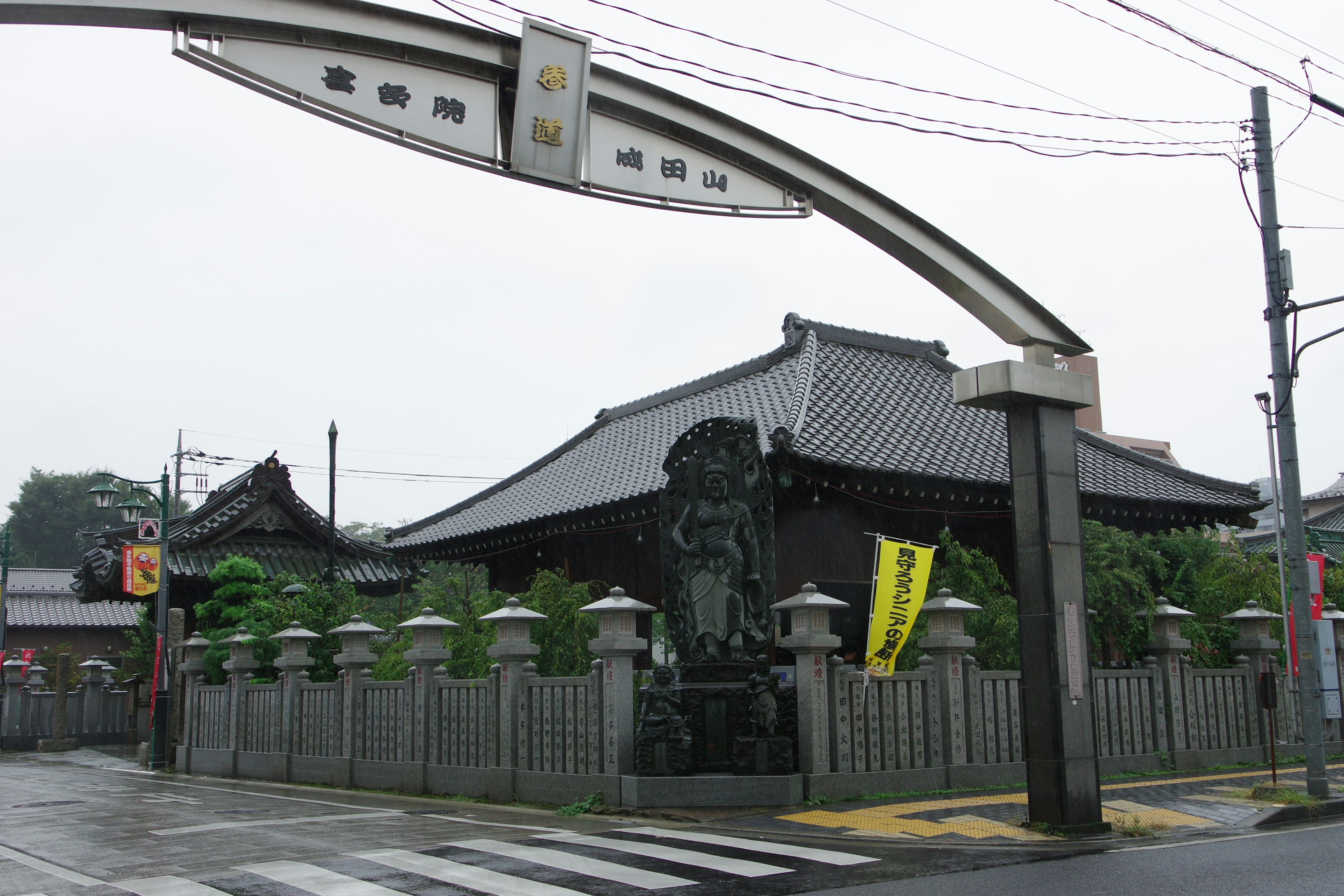 Bâtiment de temple traditionnel avec une entrée en arc