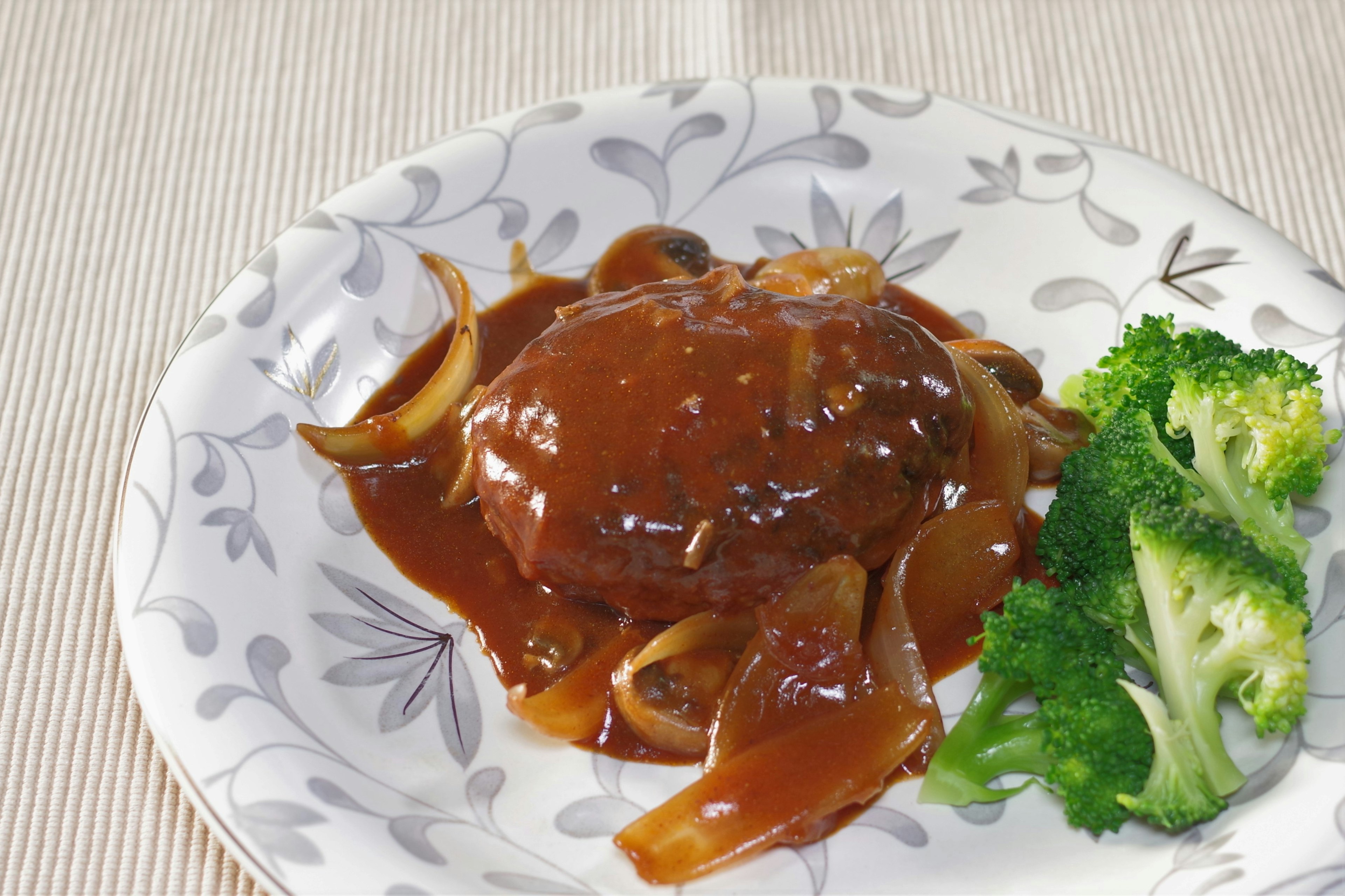 Steak haché délicieux avec brocoli sur une assiette décorative