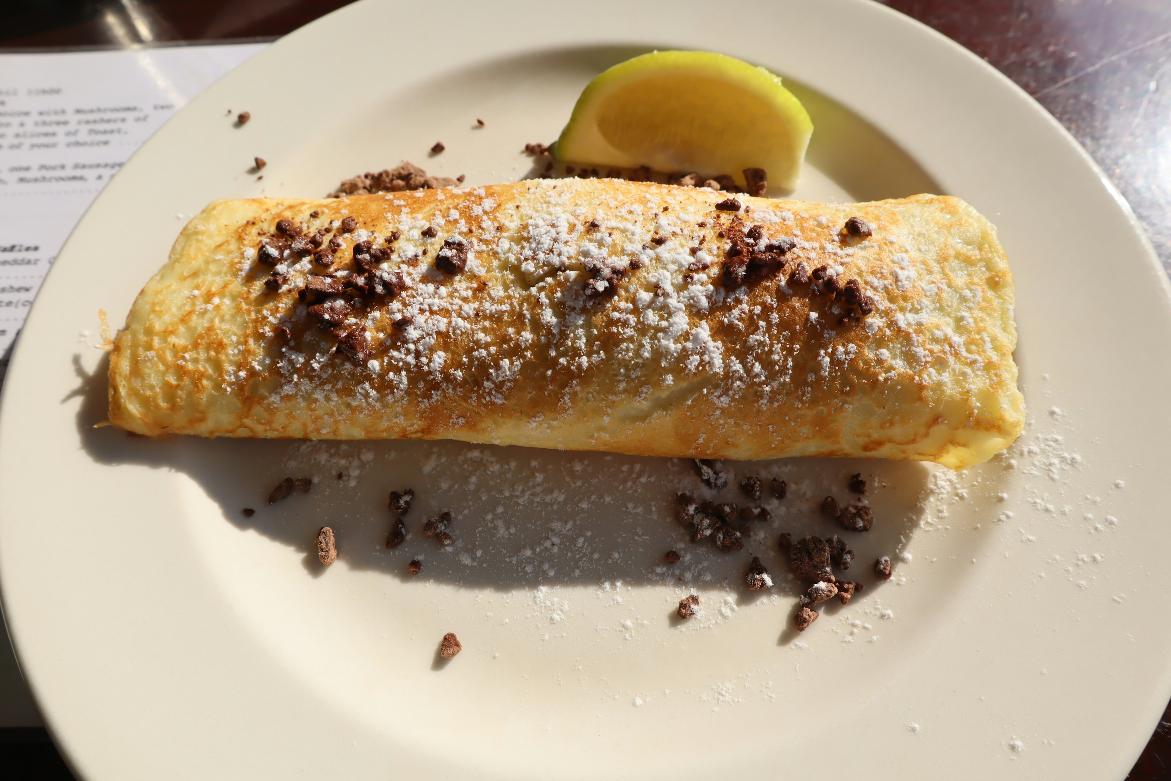 Omelette mit Zitrone und Puderzucker auf einem Teller