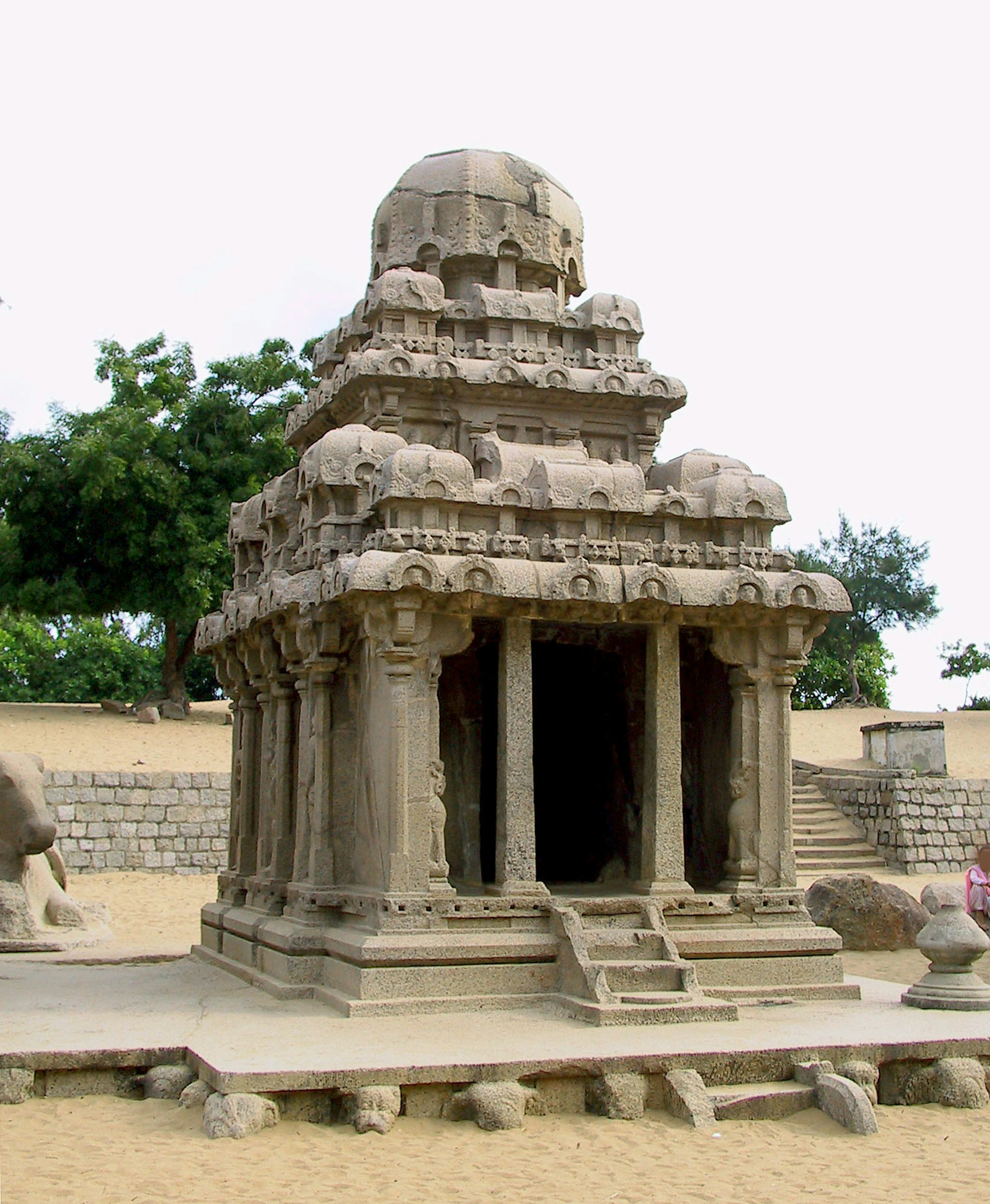 Temple en pierre ancien avec des sculptures détaillées et un toit en dôme