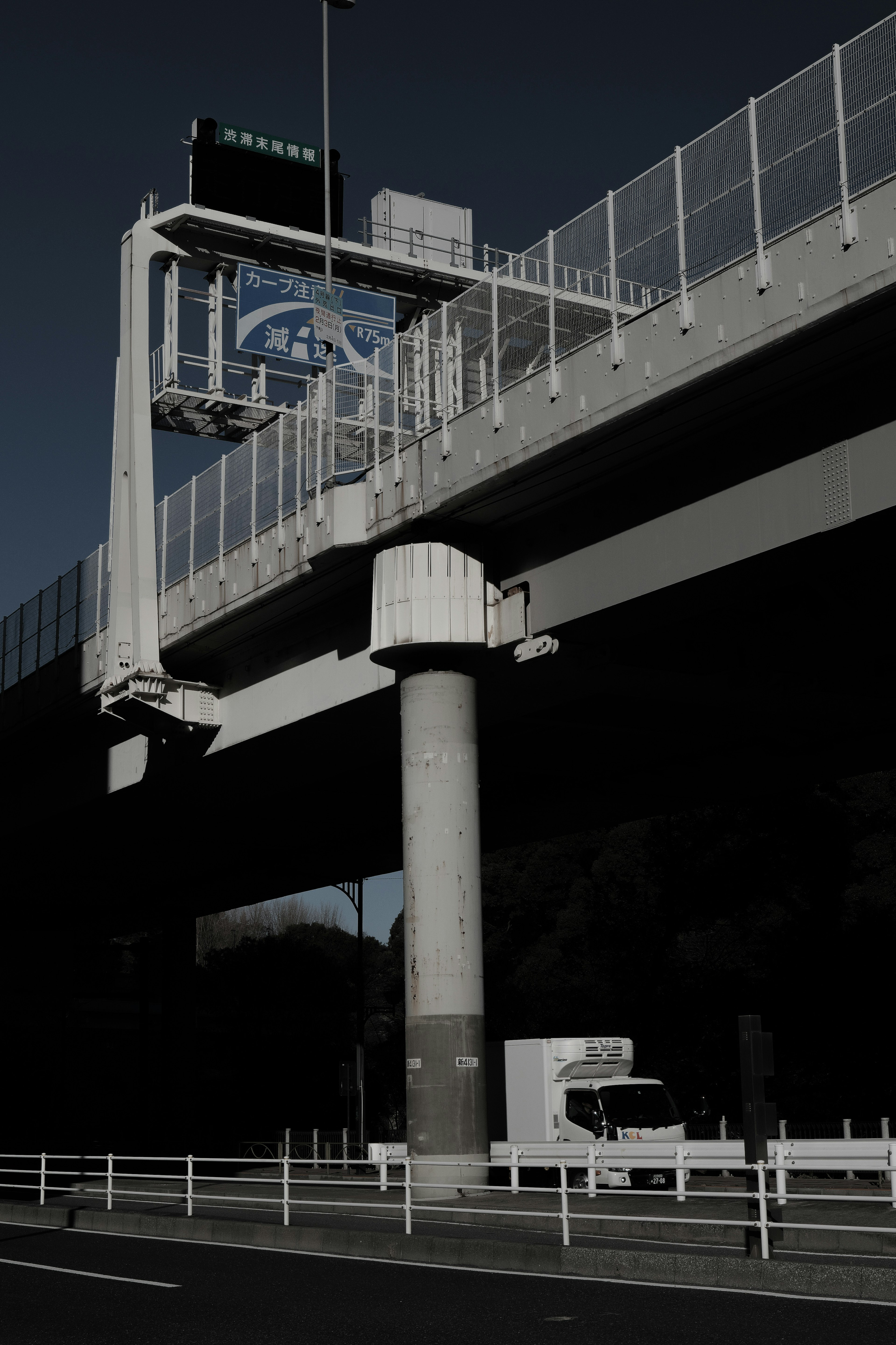 Dukungan jembatan tinggi dengan rambu lalu lintas yang terlihat