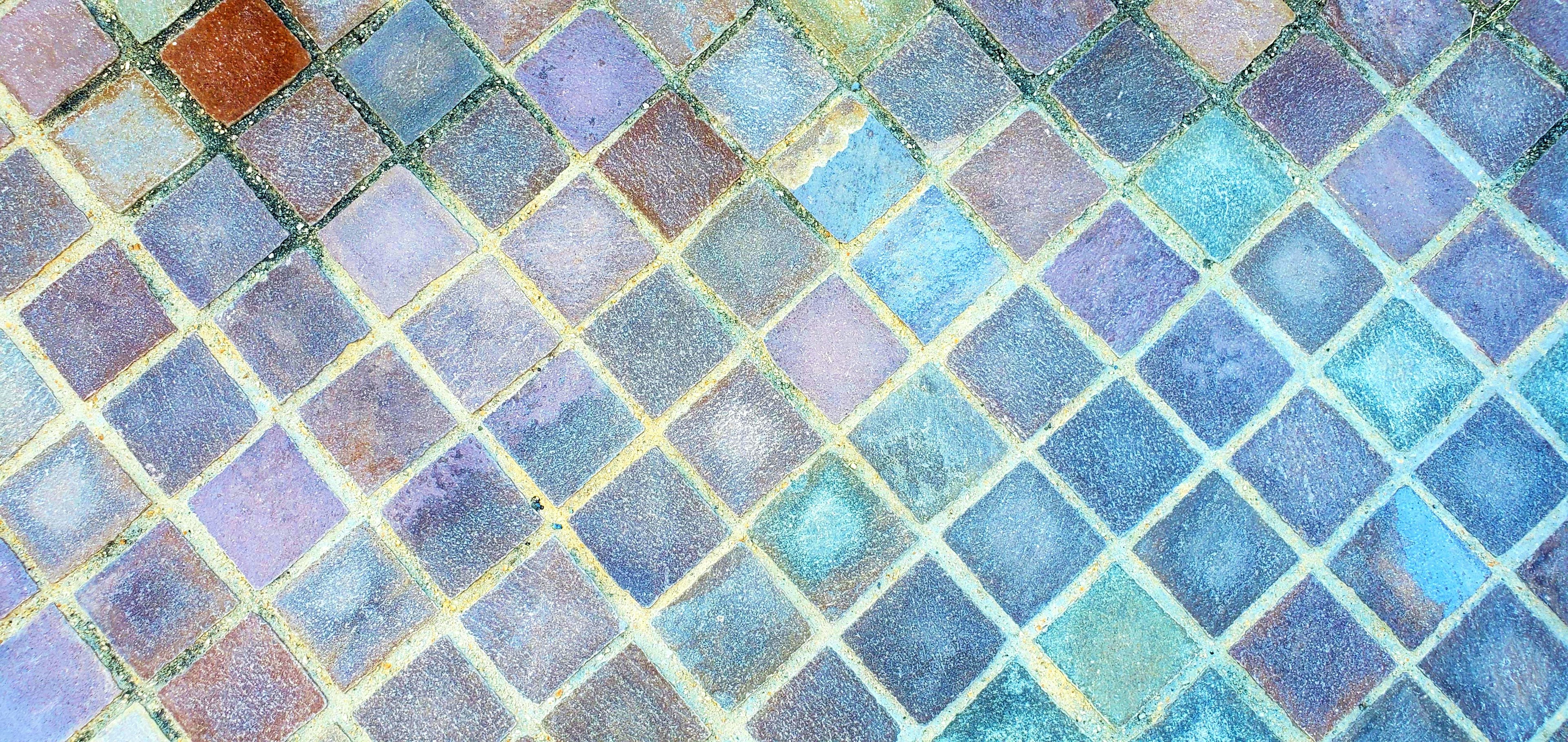 Beau motif composé de carreaux bleus et violets