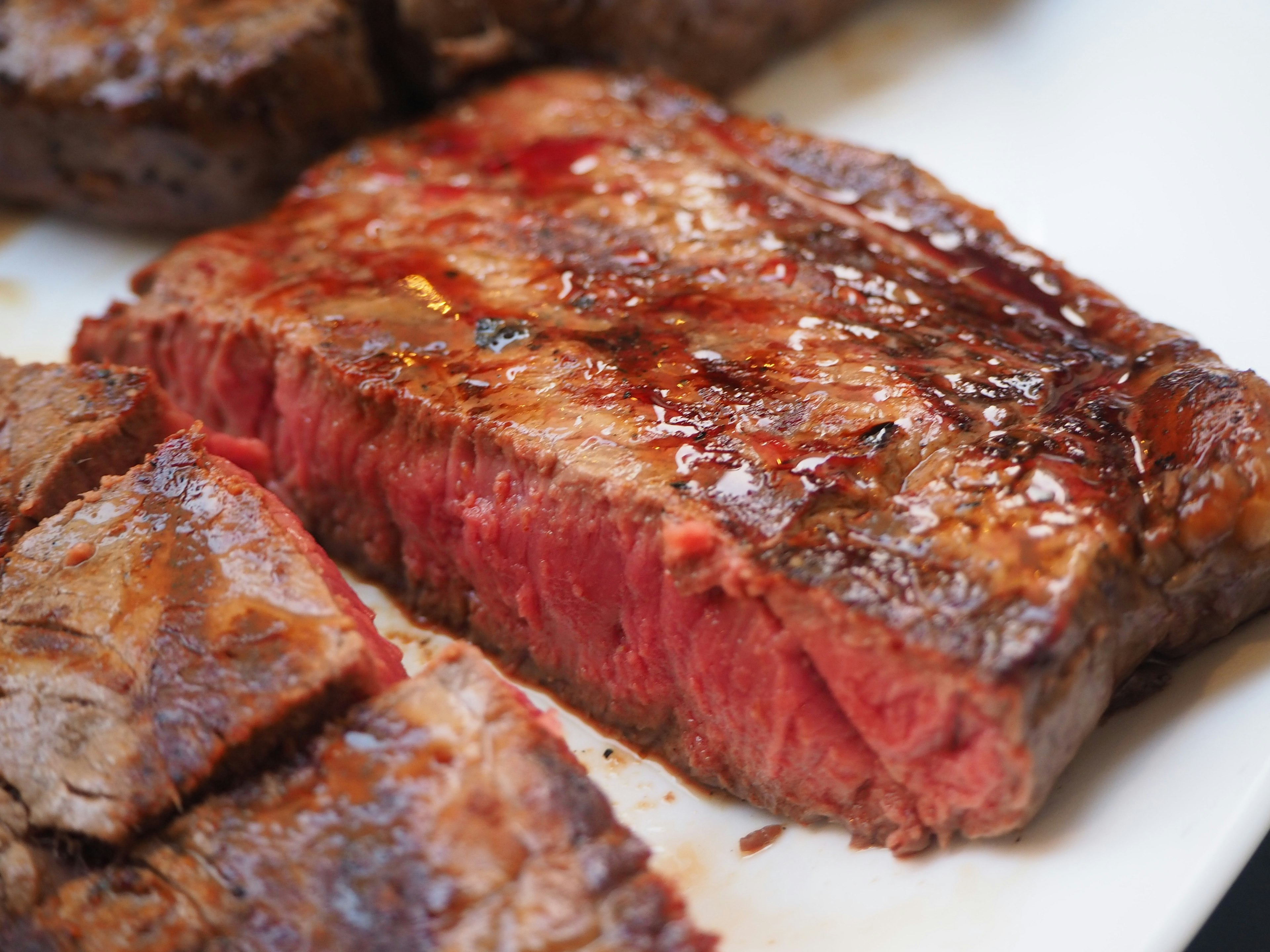 Nahaufnahme eines saftigen Steaks mit Grillmarkierungen