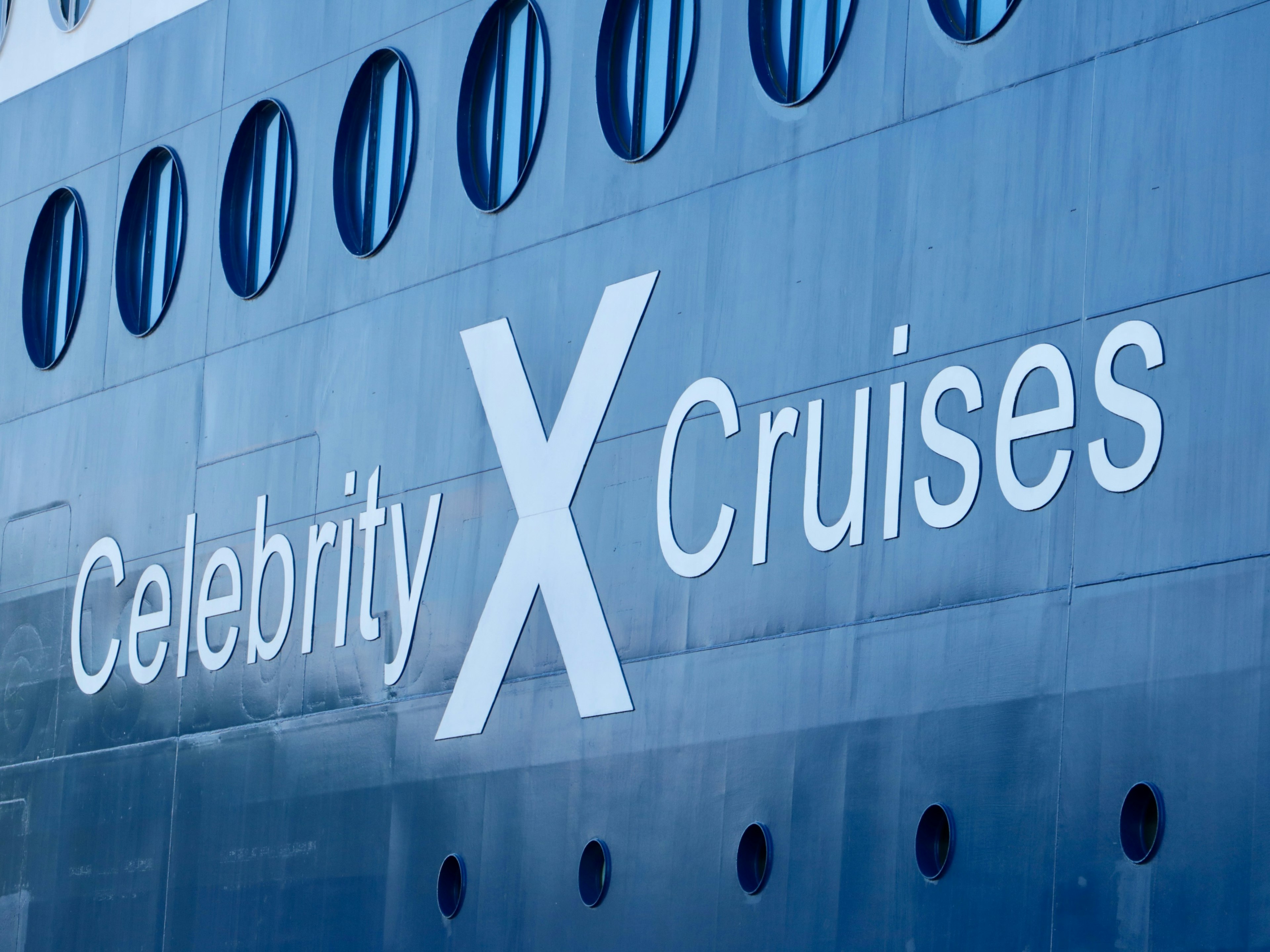 Celebrity X Cruises 로고가 있는 크루즈선의 측면