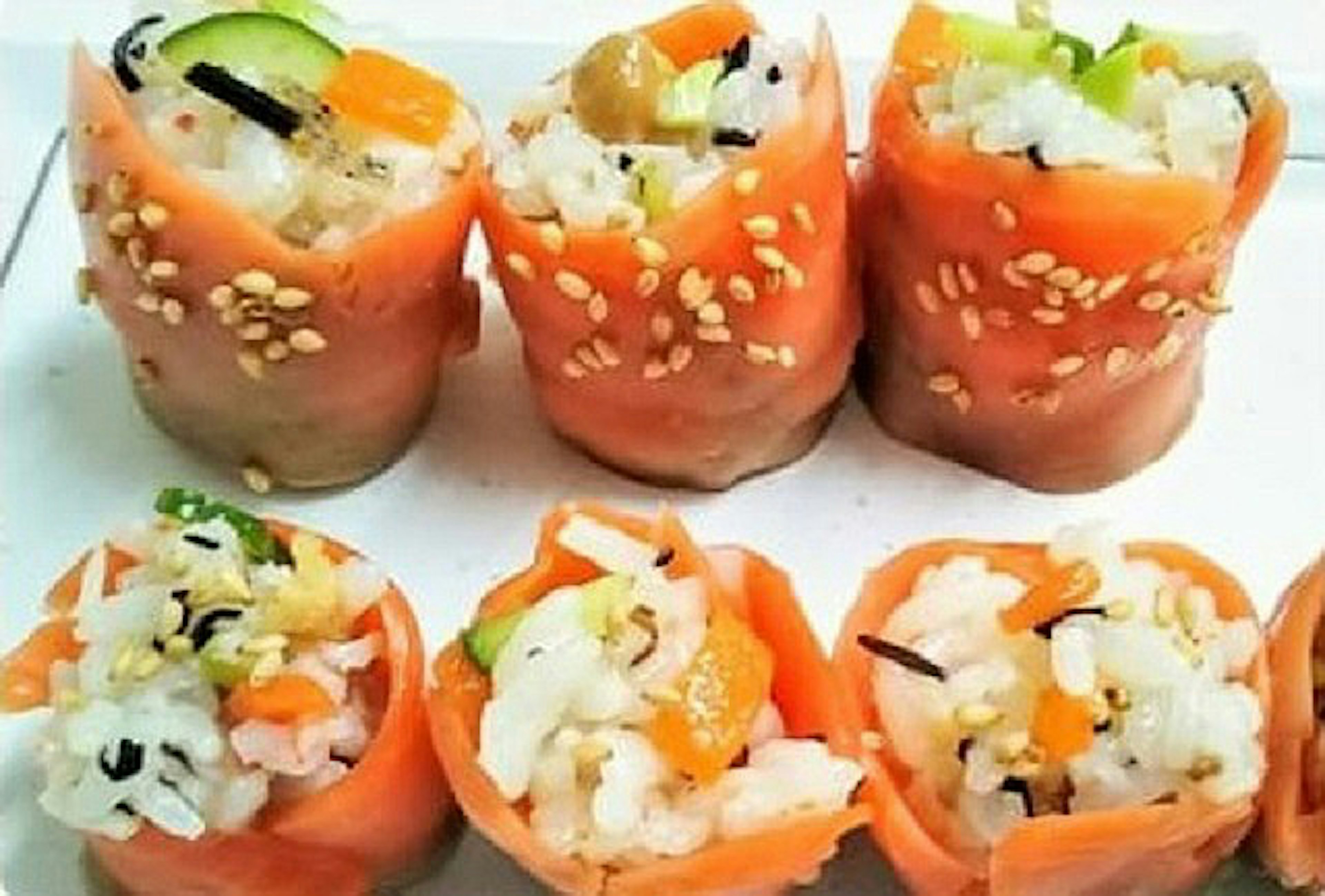 Deliziosi rotoli di sushi ripieni di salmone e ingredienti di riso