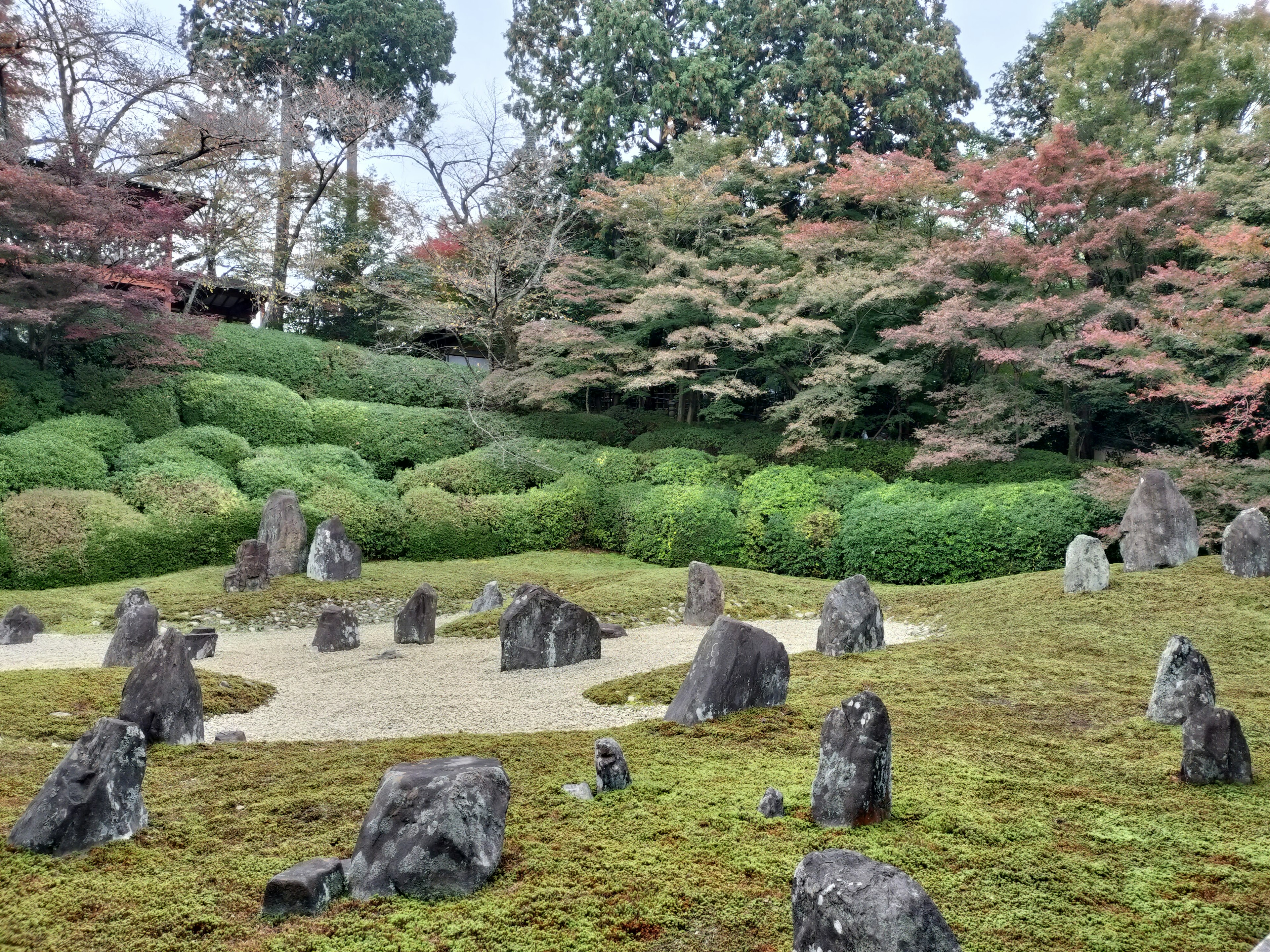 宁静的日本庭园景观，和谐的石头与绿色植被