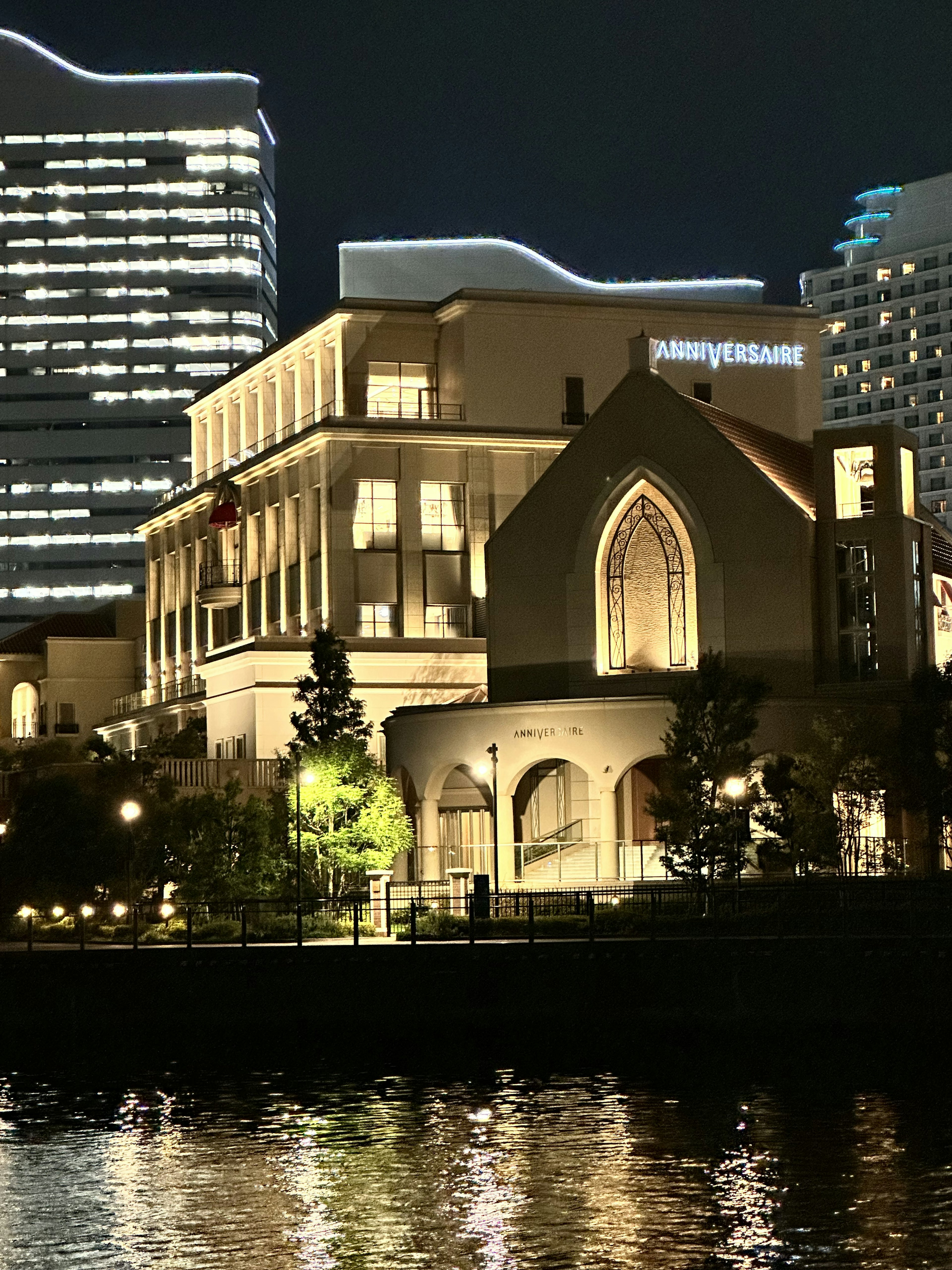 Wunderschön beleuchtetes Gebäude entlang des Brisbane River bei Nacht