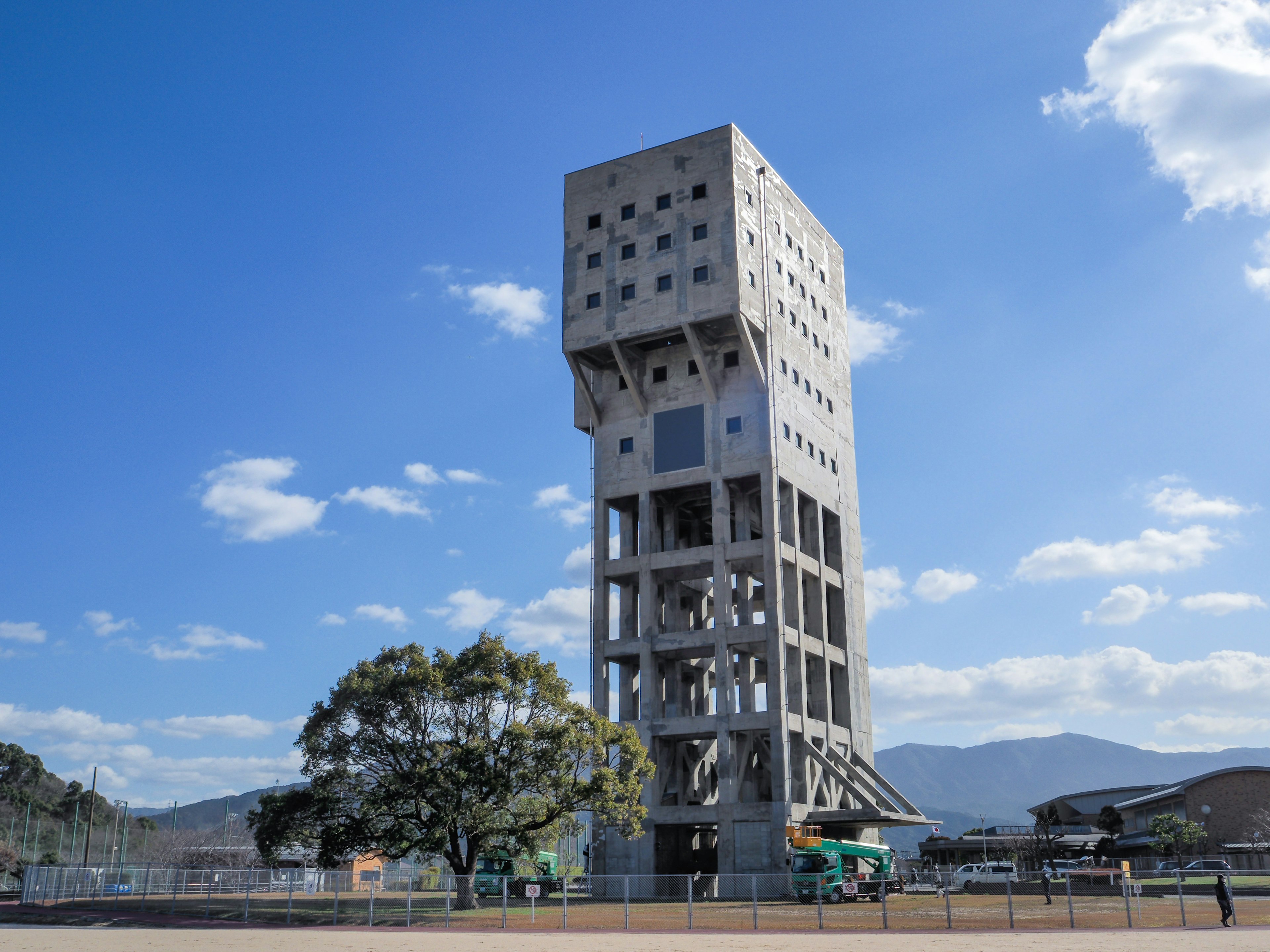 Hoher Betonturm unter einem blauen Himmel