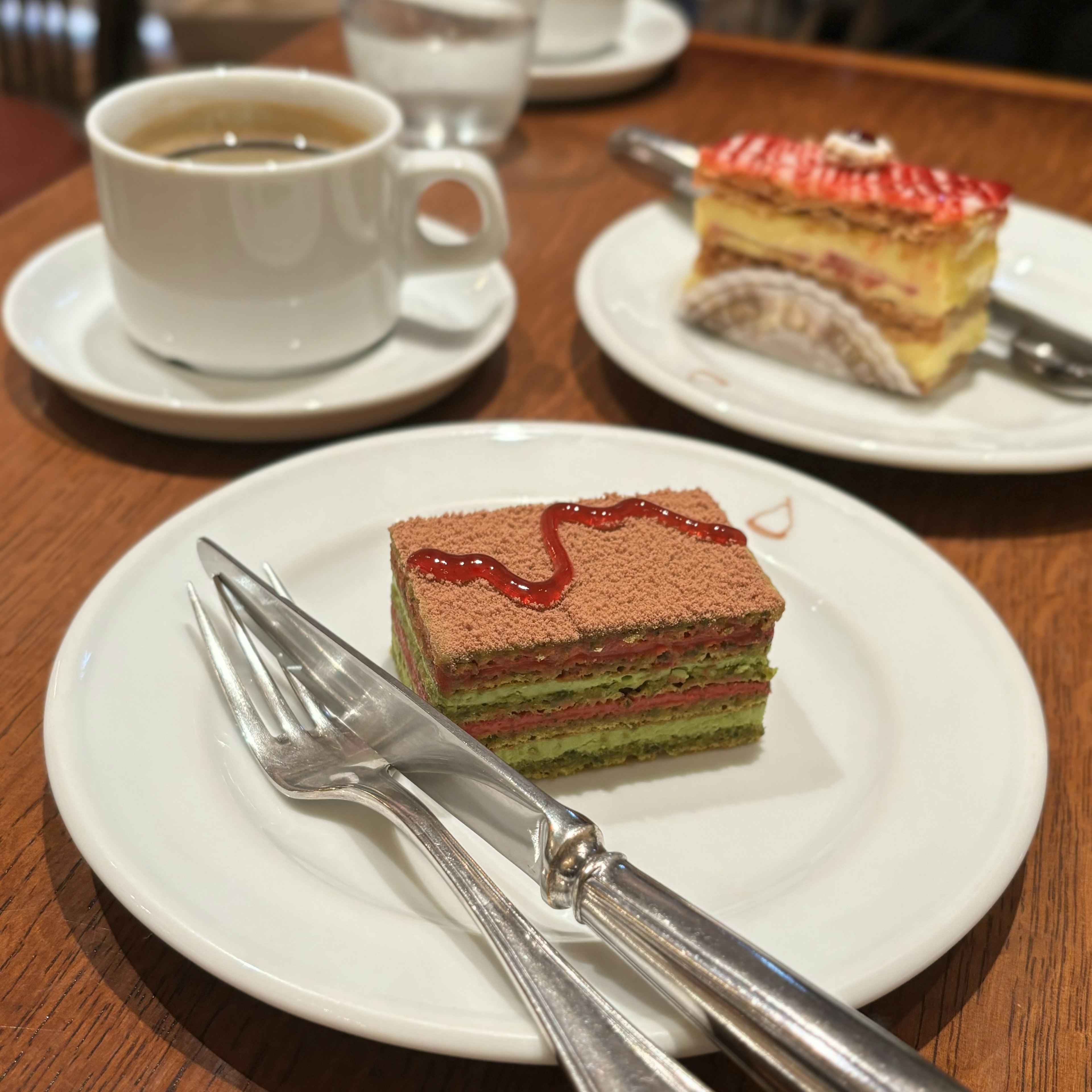 コーヒーとケーキが並んでいるテーブルの上の風景