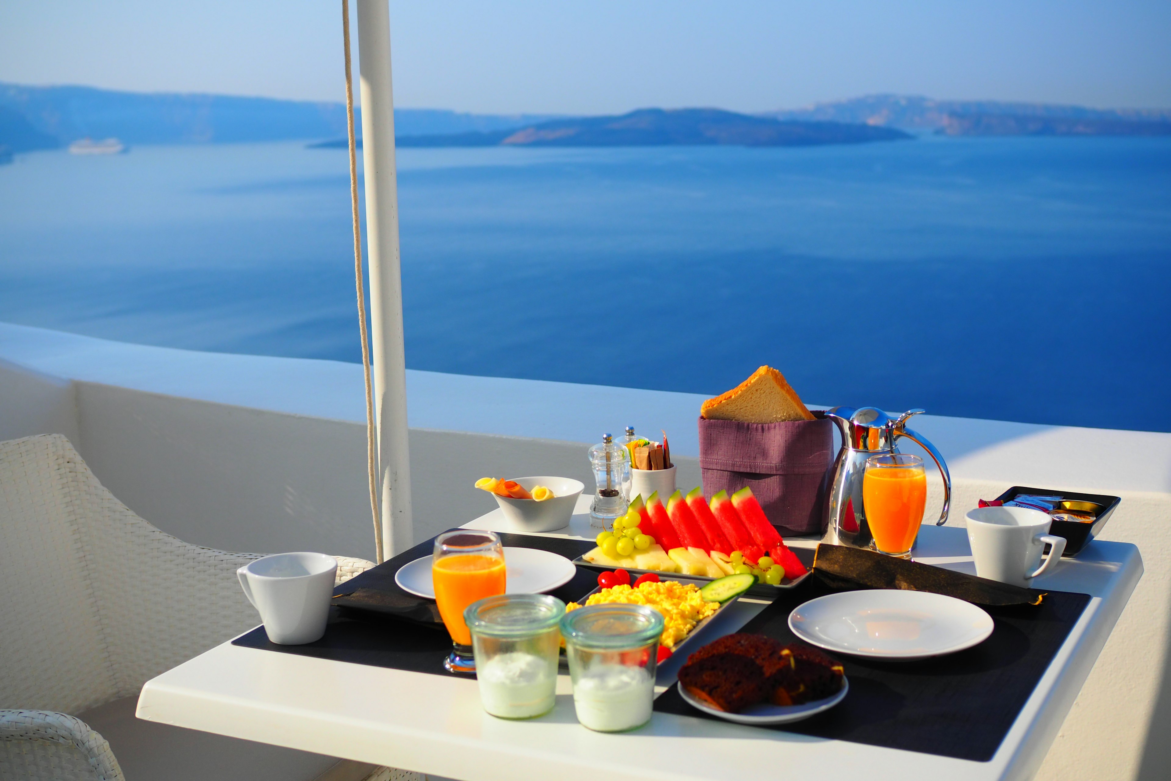 美しい海の景色を背景にしたテラスでの朝食セット