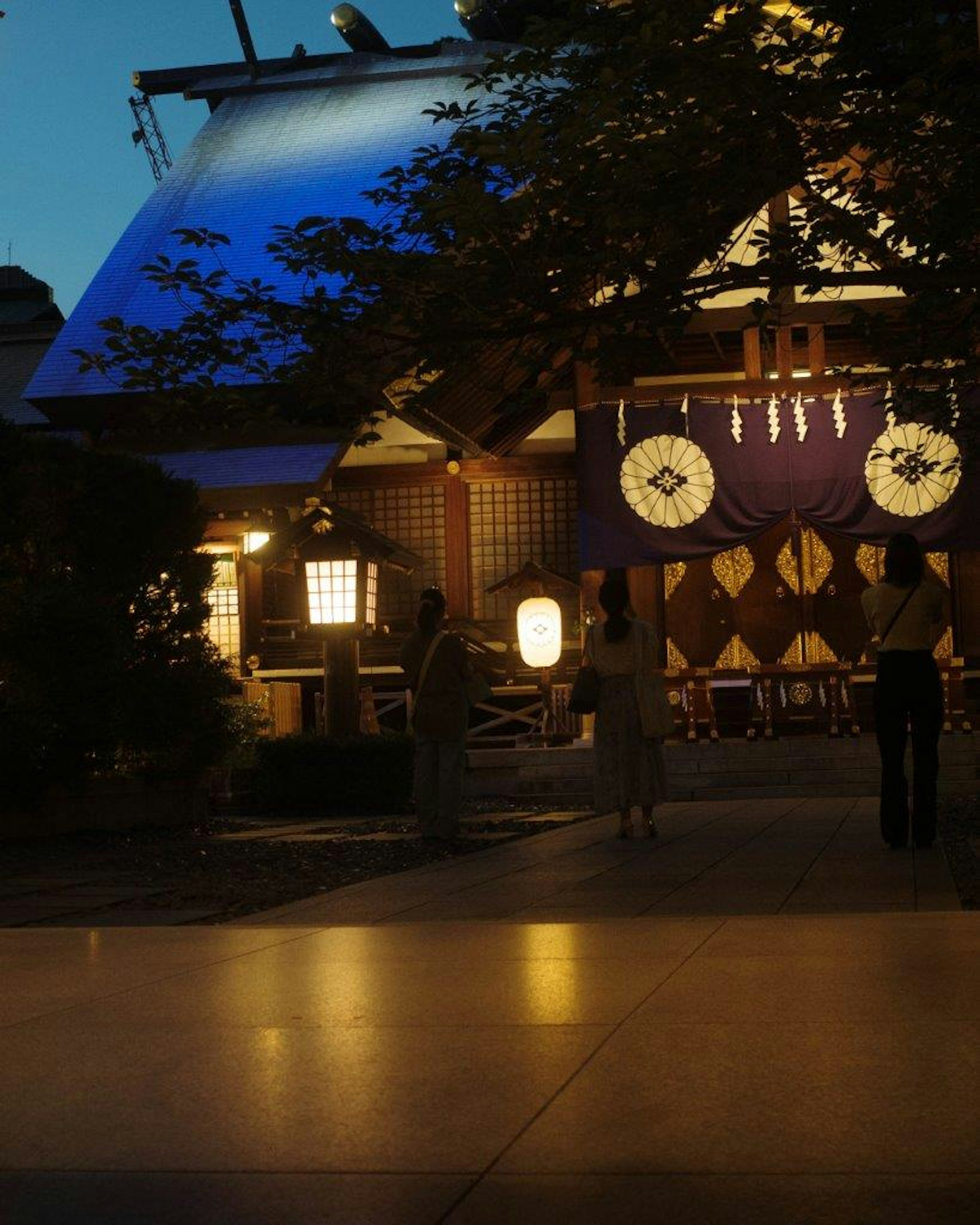 夜の神社の美しい景色 静かな雰囲気の中で人々が集まっている