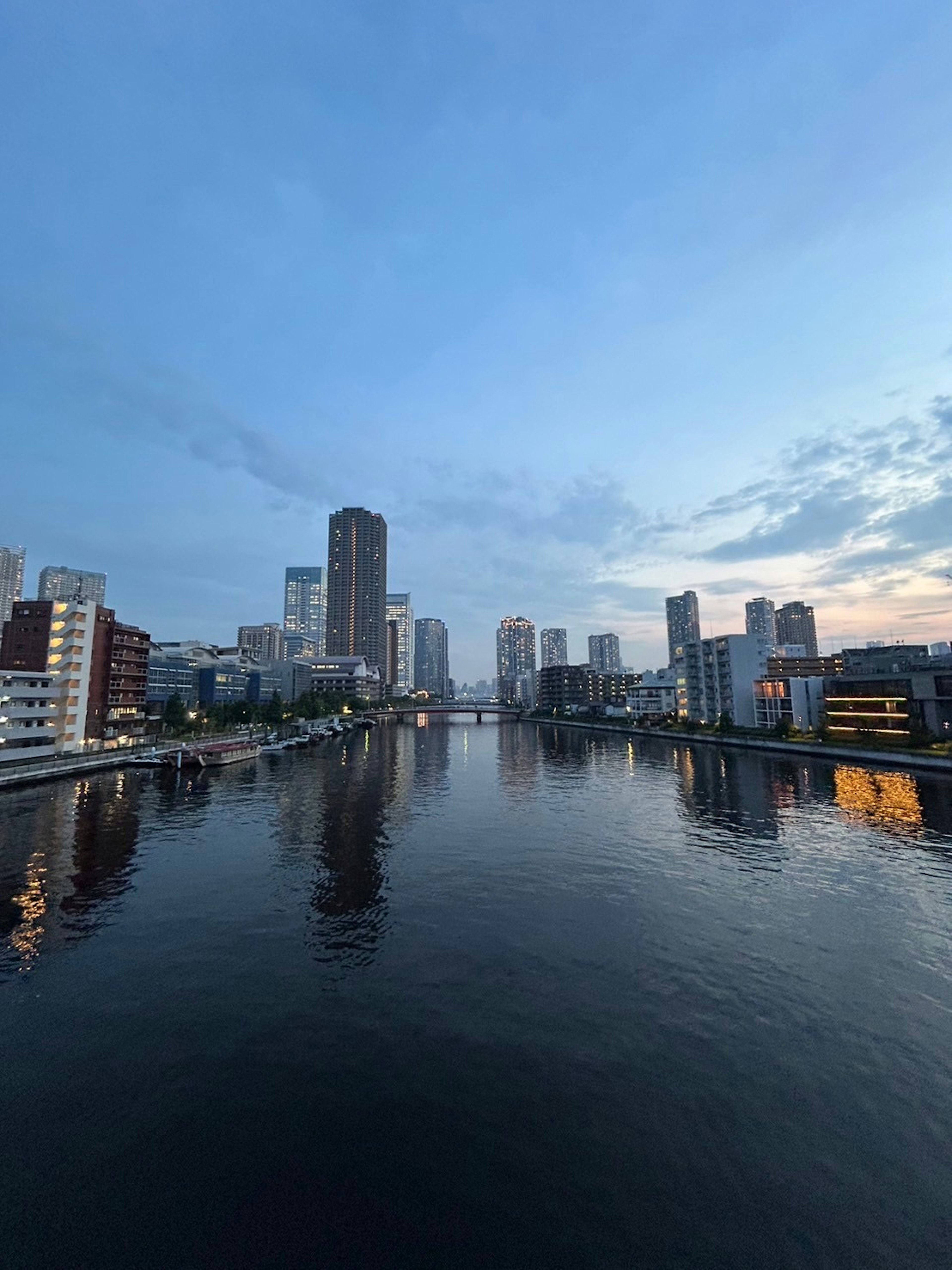 夕暮れ時の都市景観と川の反射