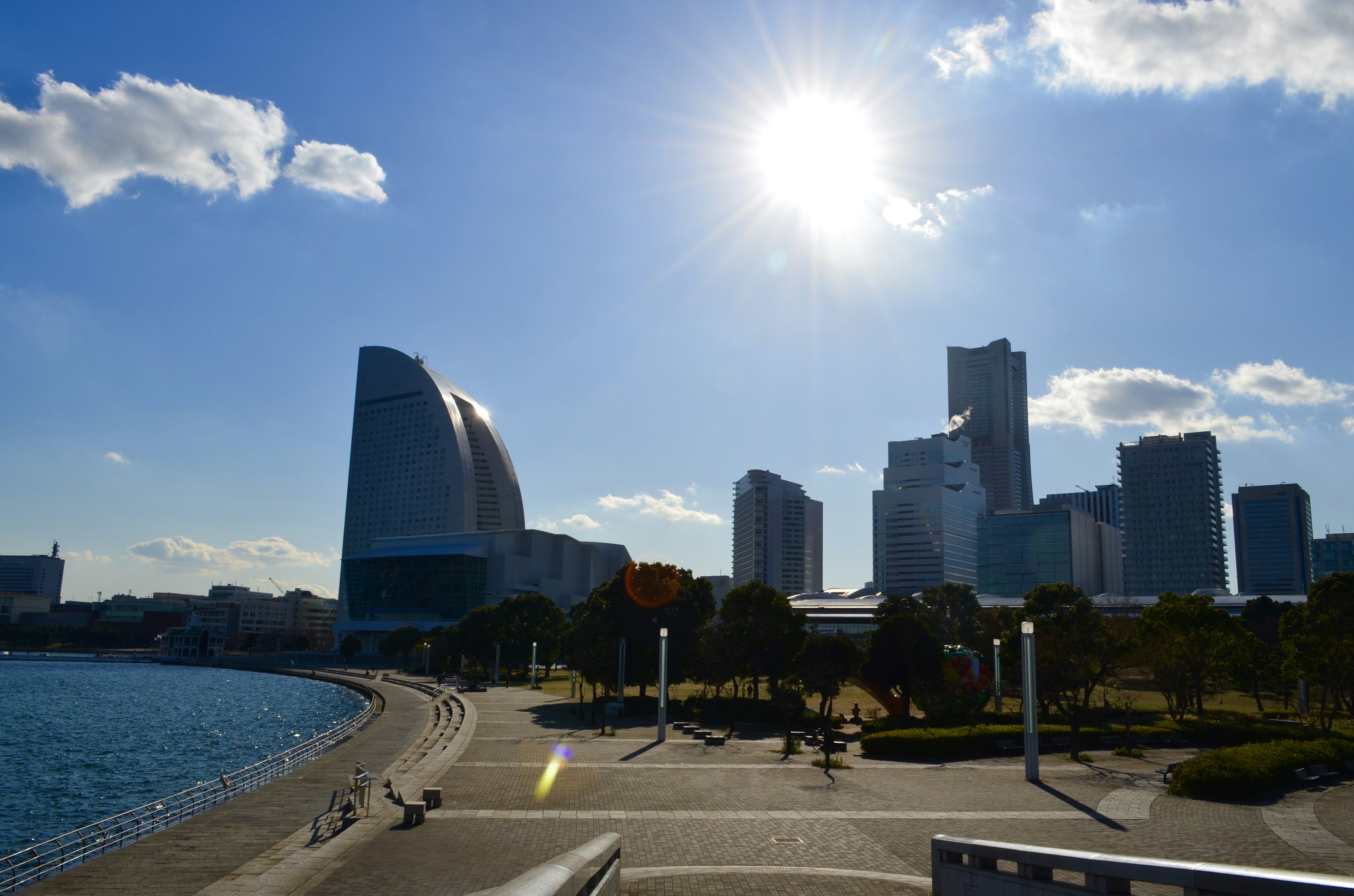 Vista del horizonte urbano y la costa de Yokohama bajo un cielo azul claro