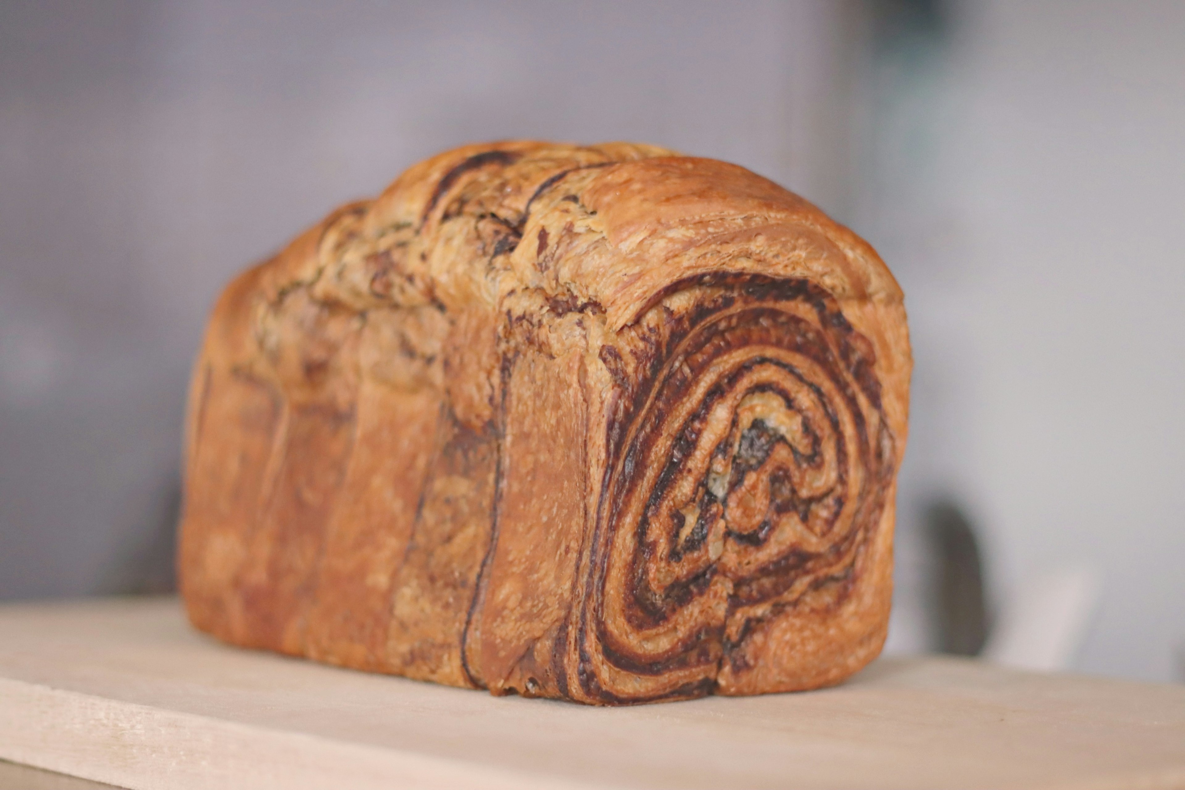 Roti cokelat yang baru dipanggang menunjukkan tekstur berlapis