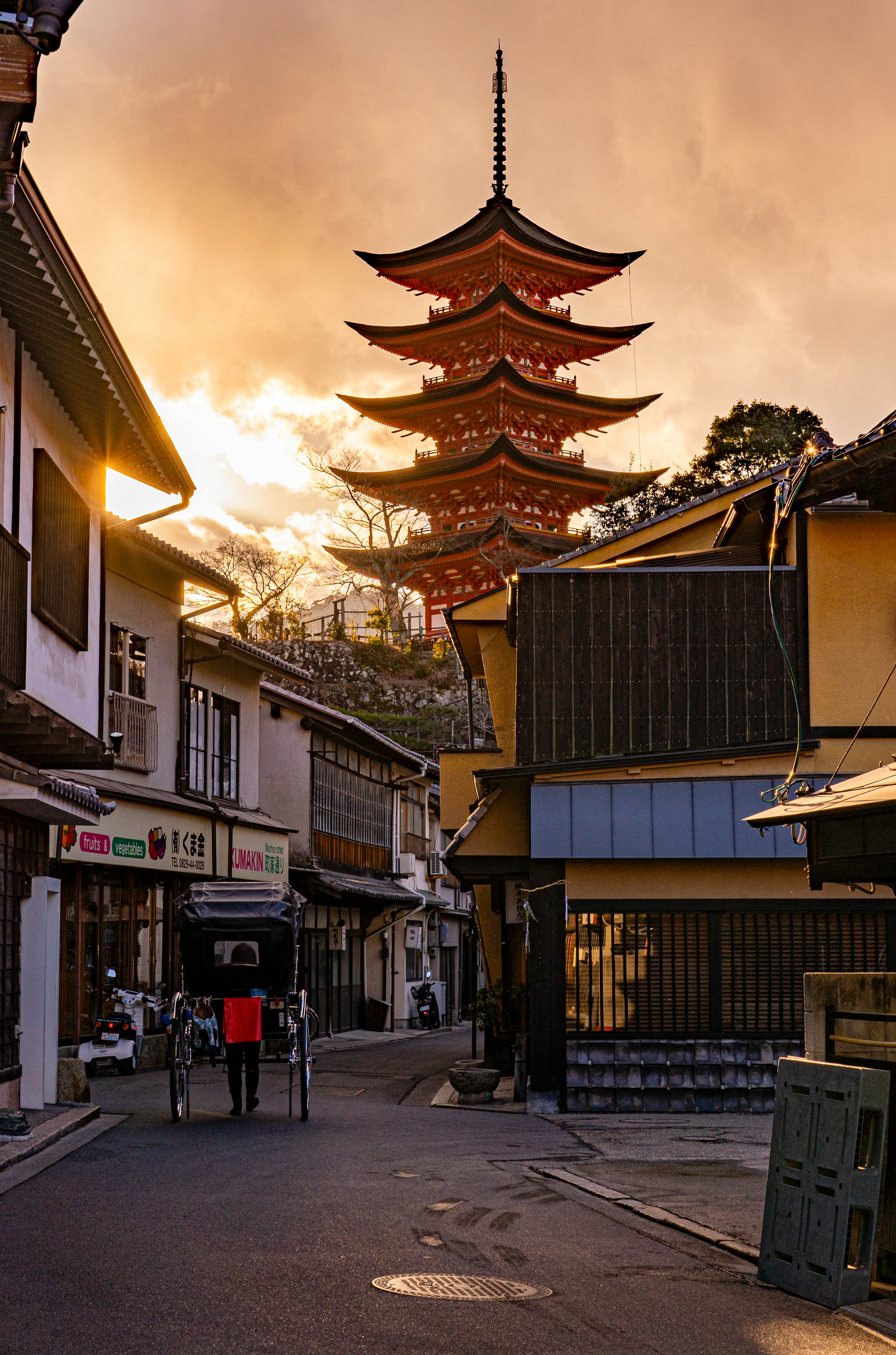 Fünfstöckige Pagode im Sonnenuntergang mit traditionellen Straßen