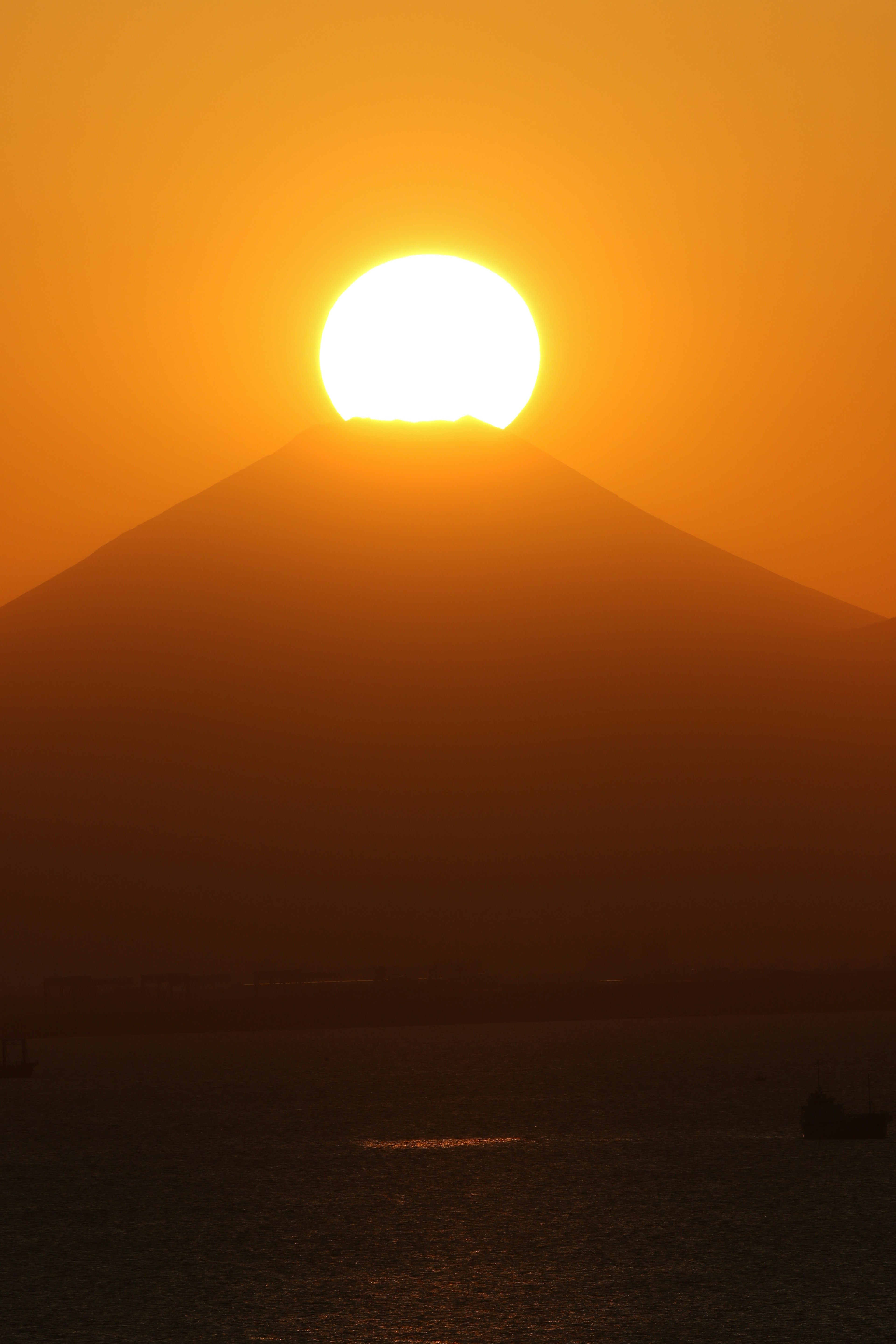 富士山の上に沈む太陽の美しいシルエット