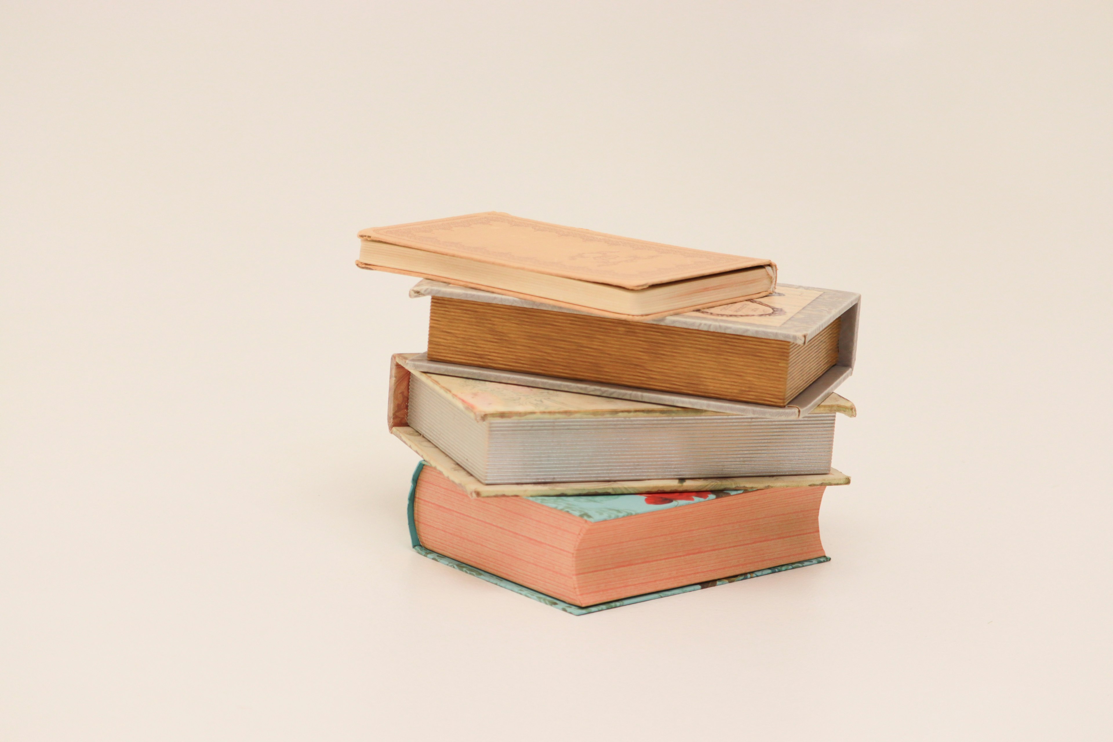 Pile de livres anciens avec différentes couleurs et textures