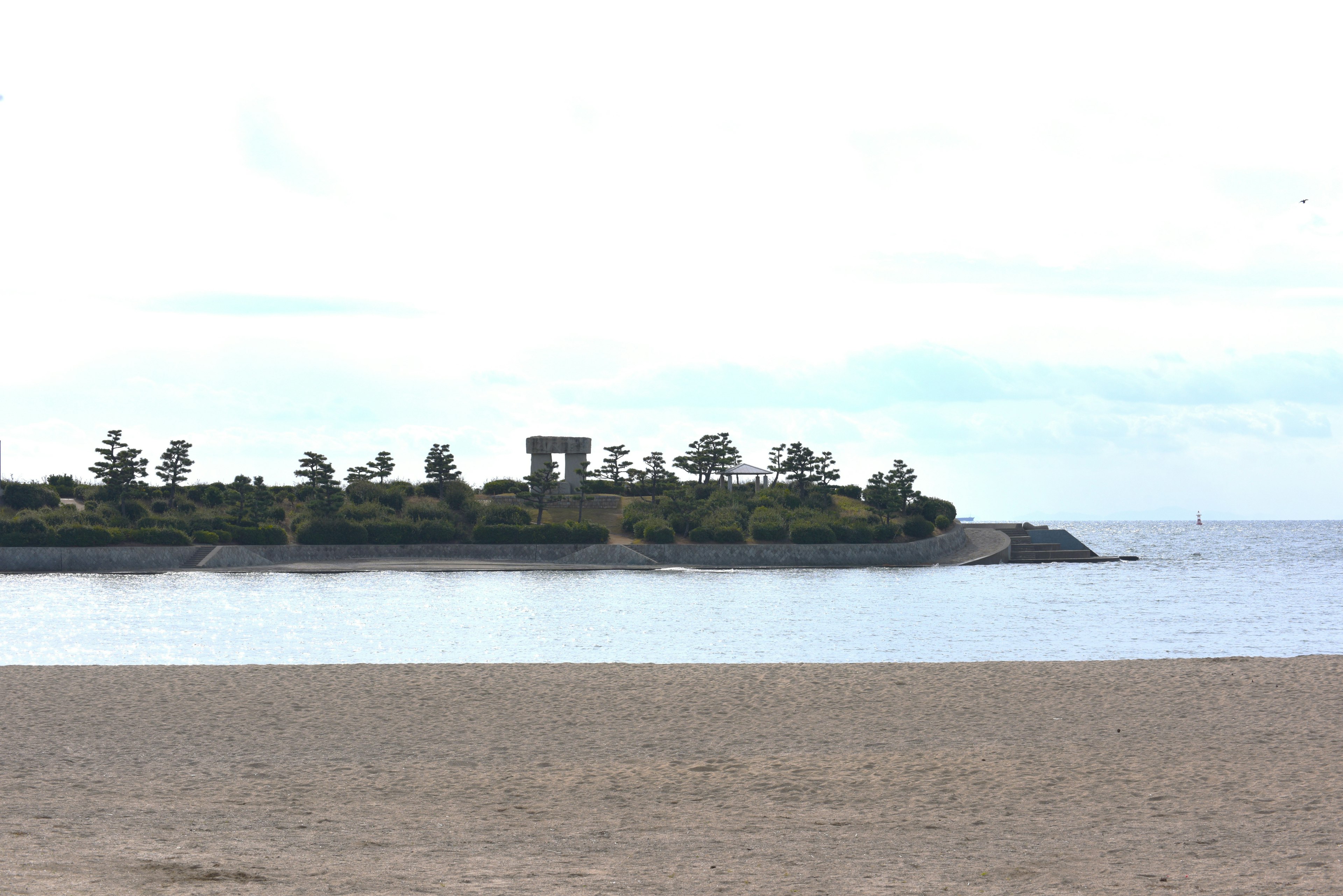 Escena costera tranquila con una isla verde