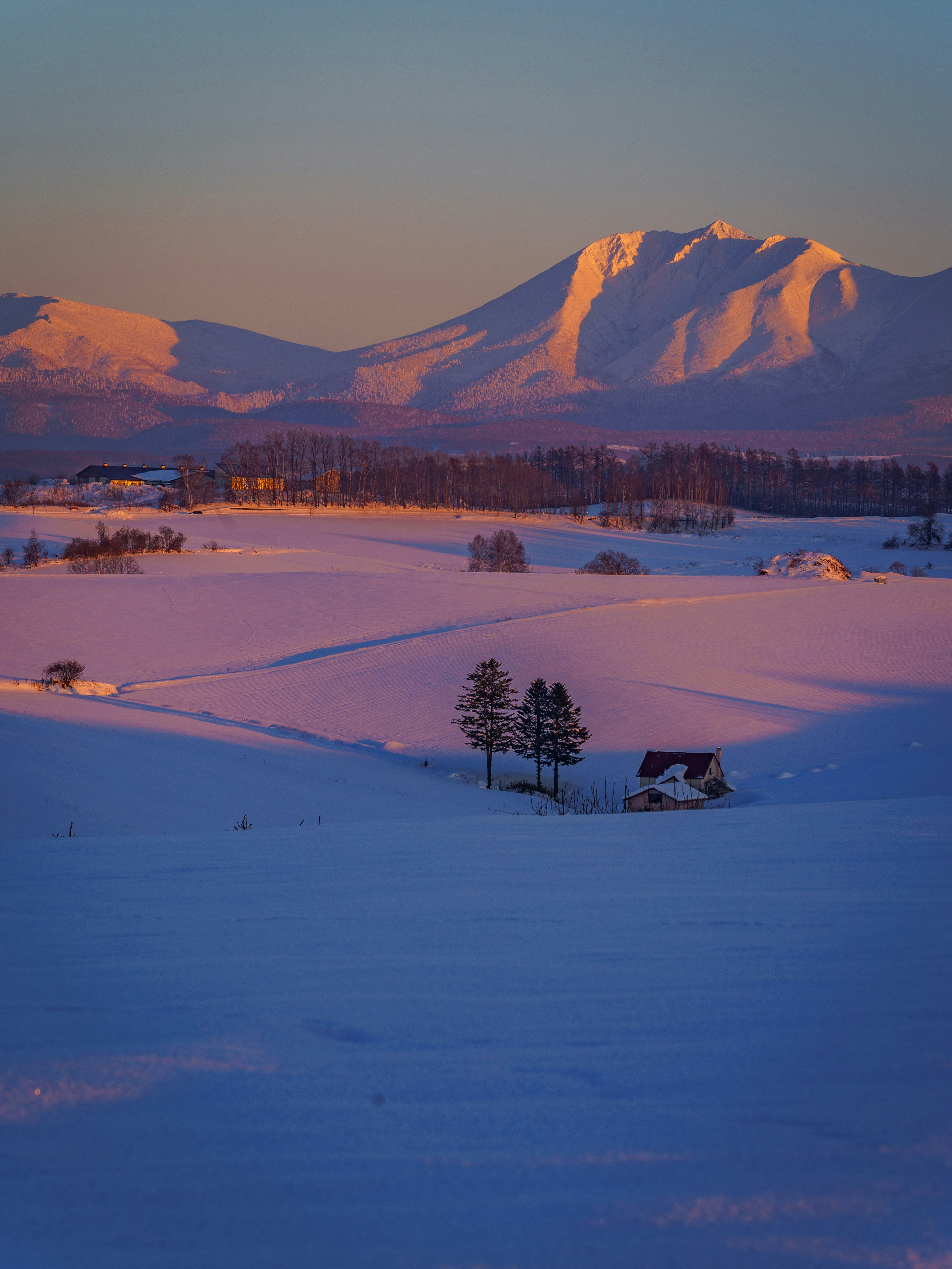 雪に覆われた風景と山々の夕焼けの景色